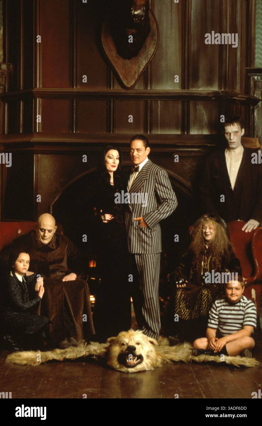 10 novembre 2000; Hollywood, California, Stati Uniti; (da L a R) attori CHRISTINA RICCI (mercoledì), CHRISTOPHER LLOYD (Fester), ANJELICA HUSTON (Morticia), RAUL JULIA (Gomez), JUDITH MALINA (nonna), CAREL STRUYCKEN (Lurch), & JIMMY WORKMAN (Pugsley) in "The Addams Family" della Orion Pictures. (Immagine credito: Immagini automatiche/ZUMAPRESS.com) Foto Stock