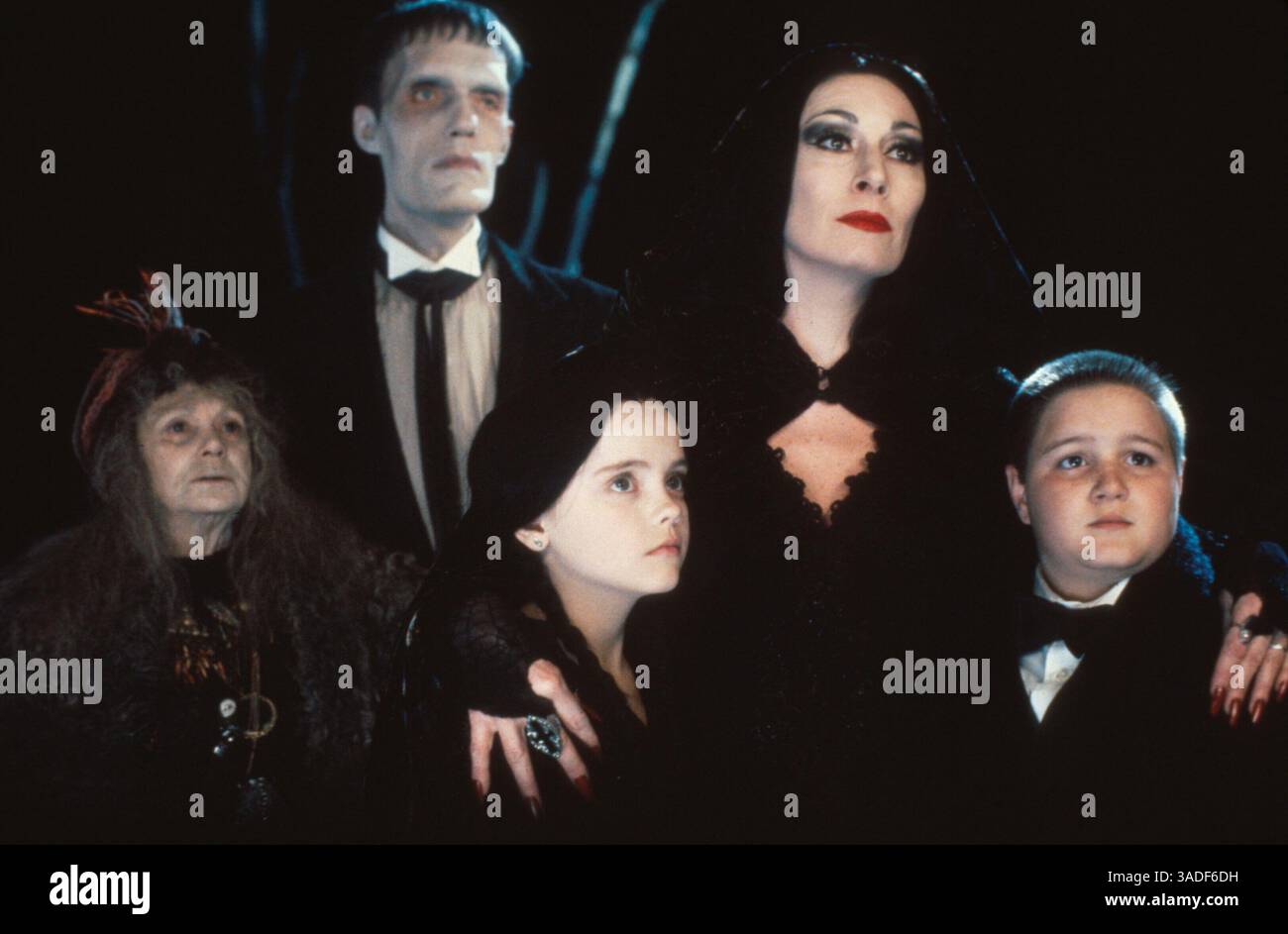 10 novembre 2000; Hollywood, California, Stati Uniti; (da L a R) attori JUDITH MALINA (nonna), CAREL STRUYCKEN (Lurch), CHRISTINA RICCI (mercoledì), ANJELICA HUSTON (Morticia) e JIMMY WORKMAN (Pugsley) in Orion Pictures "The Addams Family". (Immagine credito: Immagini automatiche/ZUMAPRESS.com) Foto Stock