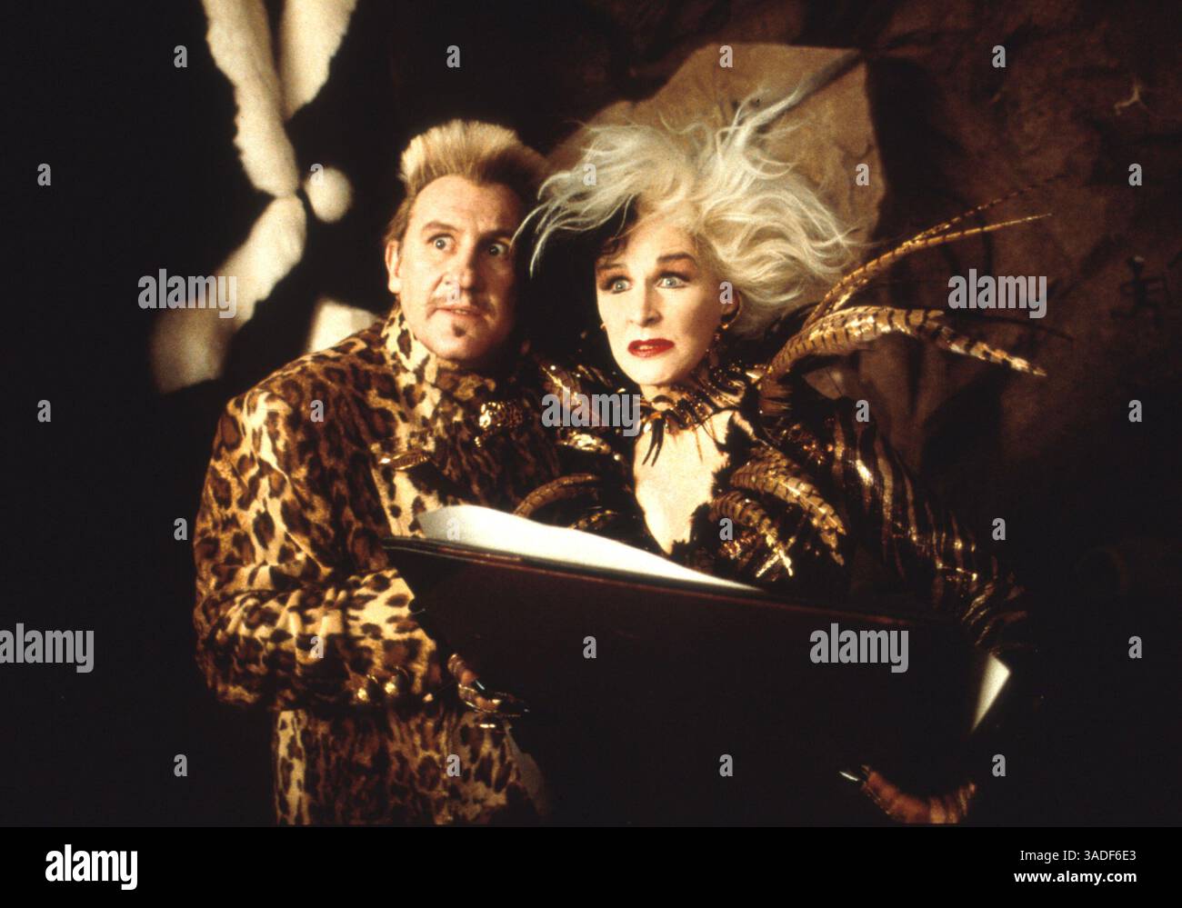 30 novembre 2000; Hollywood, California, Stati Uniti; (da L a R) attori GLENN CLOSE nel ruolo di Cruella De Vil e GERARD DEPARDIEU nel ruolo di Jean Pierre le Pelt in "102 Dalmati" della Walt Disney Pictures. (Immagine credito: Immagini automatiche/ZUMAPRESS.com) Foto Stock