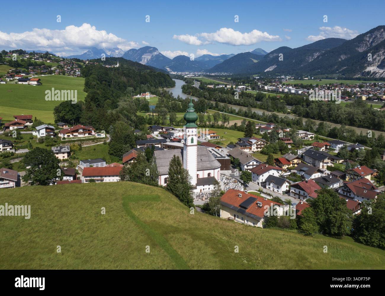 Immagine del drone, vista del paese con chiesa parrocchiale, Breitenbach am Inn, Inntal, Tirolo, Austria, Europa Foto Stock