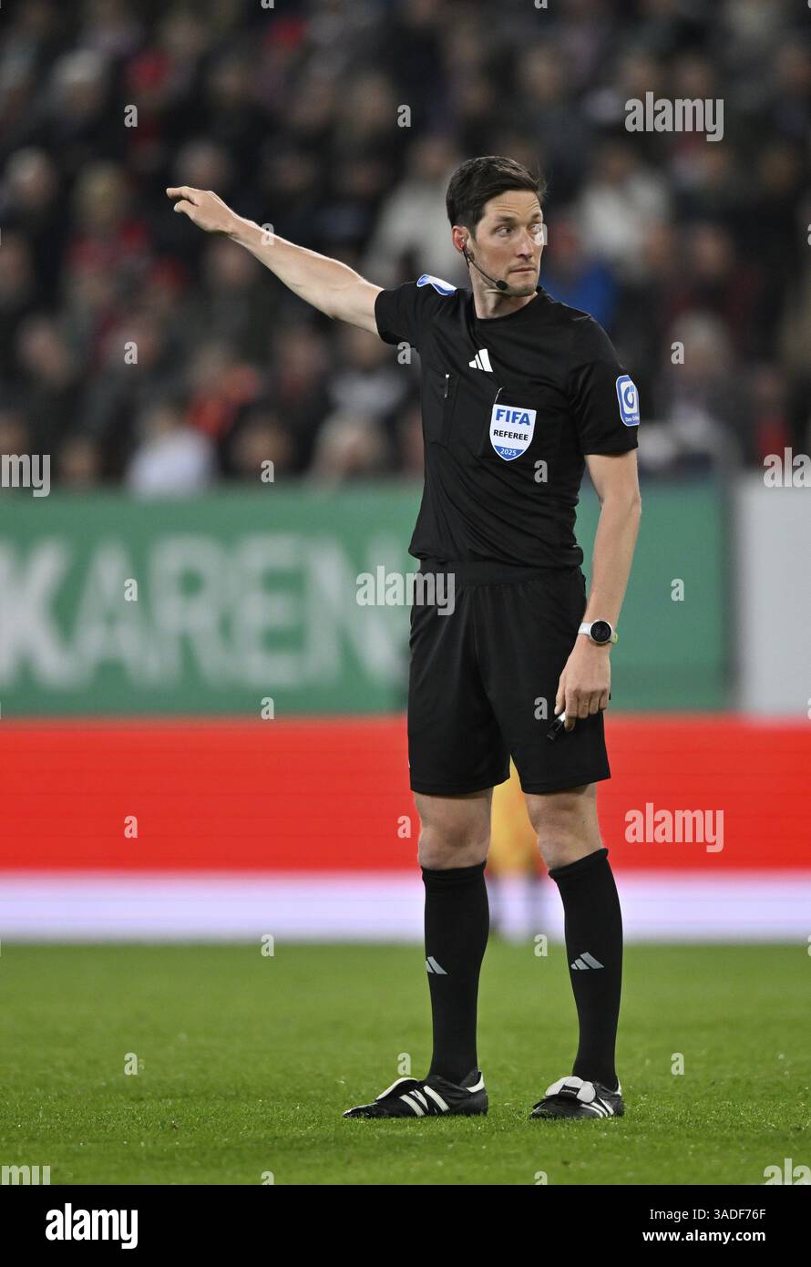 Arbitro Dr Matthias Joellenbeck Gesture Gesture Gesture WWK Arena, Augusta, Baviera, Germania, Europa Foto Stock