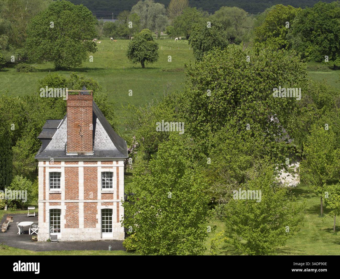 Una suggestiva casa in mattoni rossi circondata da prati e alberi nella tranquillità rurale, Rouen, Senna, Francia, Europa Foto Stock Una suggestiva casa in mattoni rossi circondata da prati e alberi nella tranquillità rurale, Rouen, Senna, Francia, Europa Foto Stock