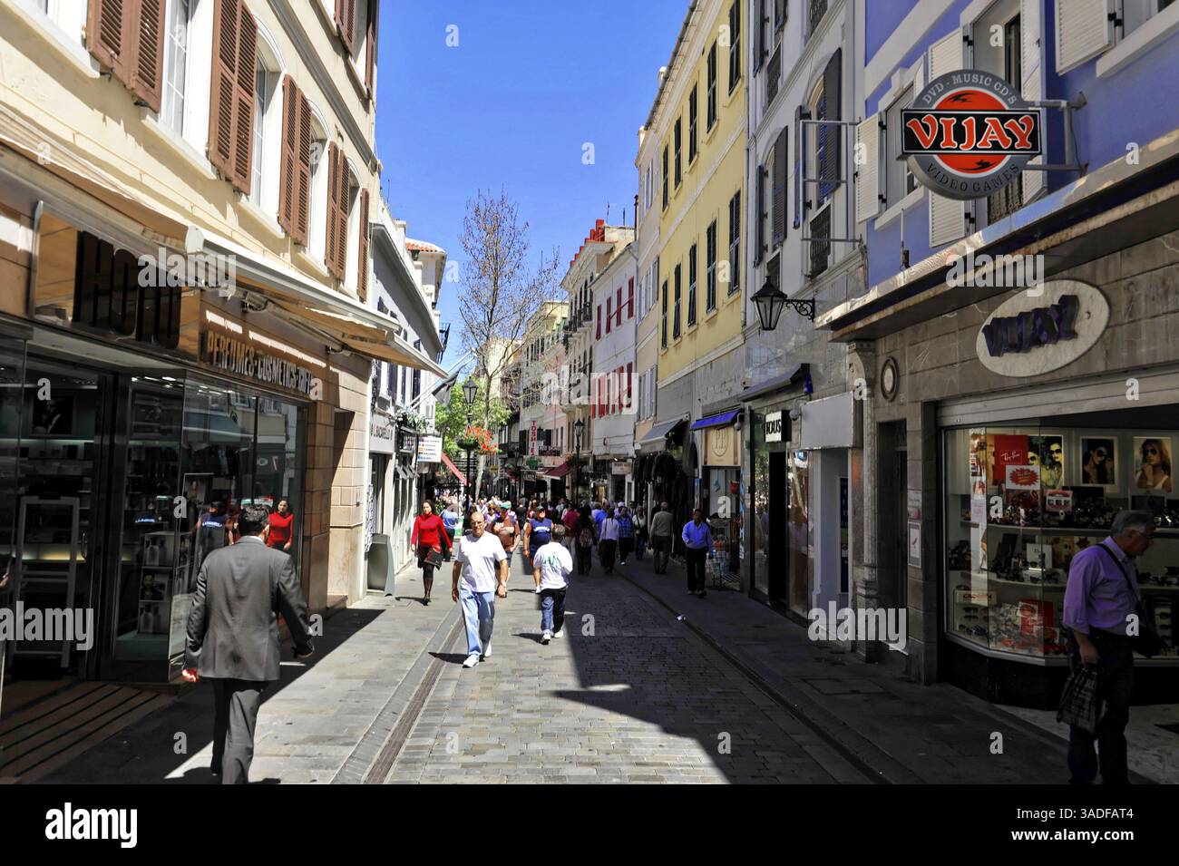 Vivace via dello shopping in città con gente e vari negozi, Algeciras, Gibilterra, la costa meridionale della Spagna, l'Europa Foto Stock