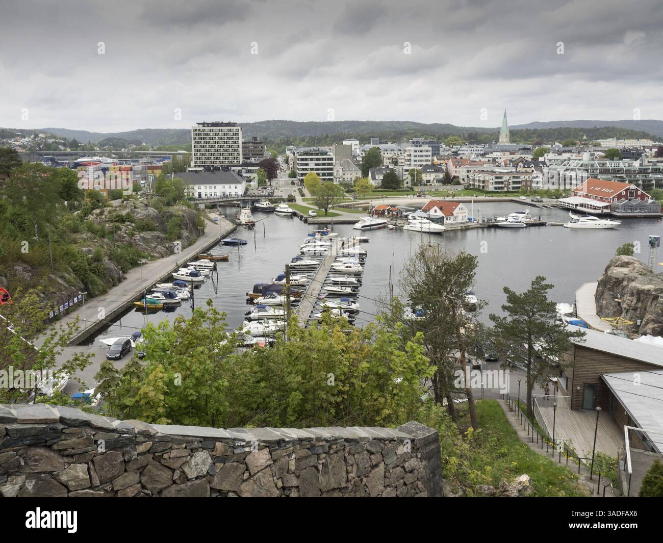 Vista panoramica di un porto con molte barche circondate da un paesaggio urbano sotto un cielo nuvoloso, Oslo, Norvegia, Europa Foto Stock