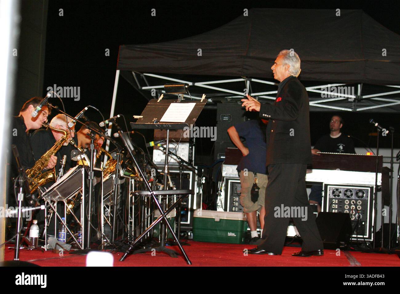 23 settembre 2004; Los Angeles, CA, Stati Uniti; cantante e direttore d'orchestra BILL CONTI alla festa di San Gennaro al Grove di Los Angeles. (Immagine di credito: Kayte Deioma/ZUMAPRESS.com) Foto Stock