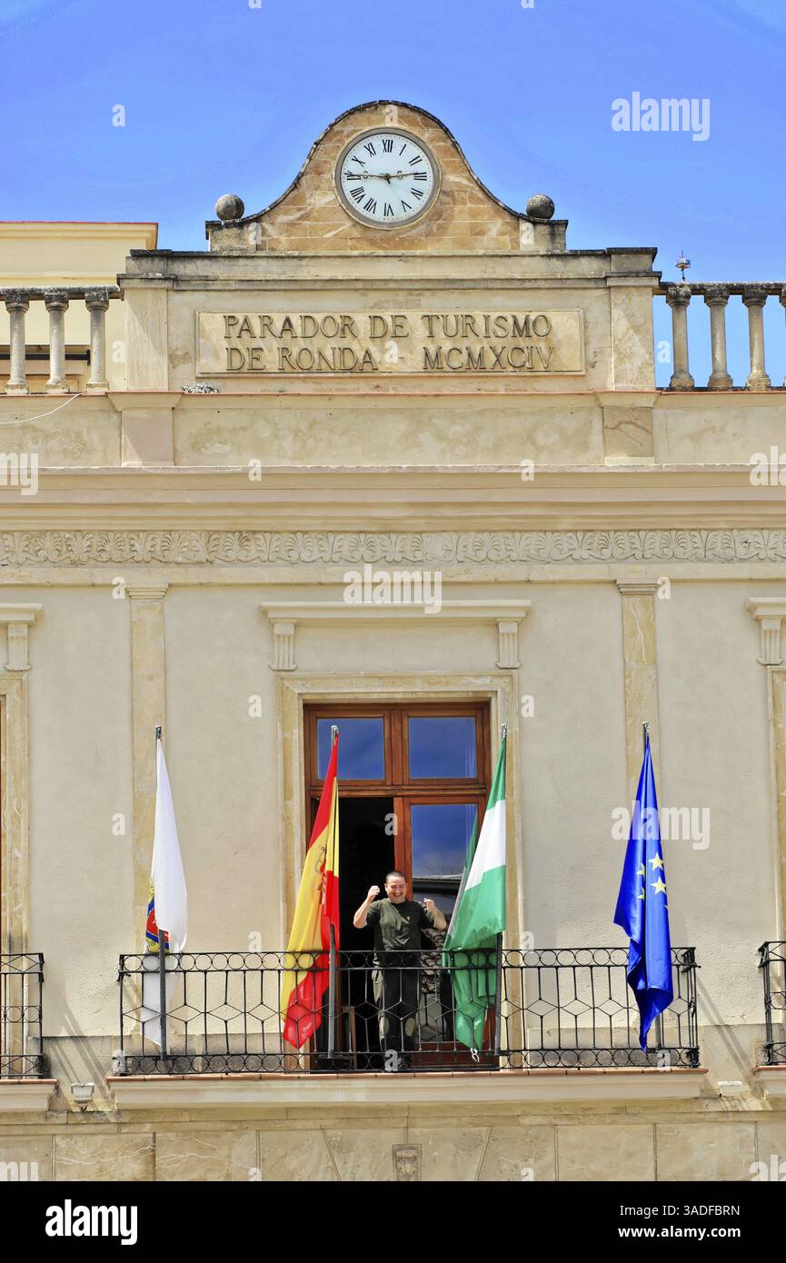 Un edificio con balconi e bandiere di un ufficio turistico in condizioni di sole, Ronda, provincia di Malaga, Andalusia, Spagna, Europa Foto Stock