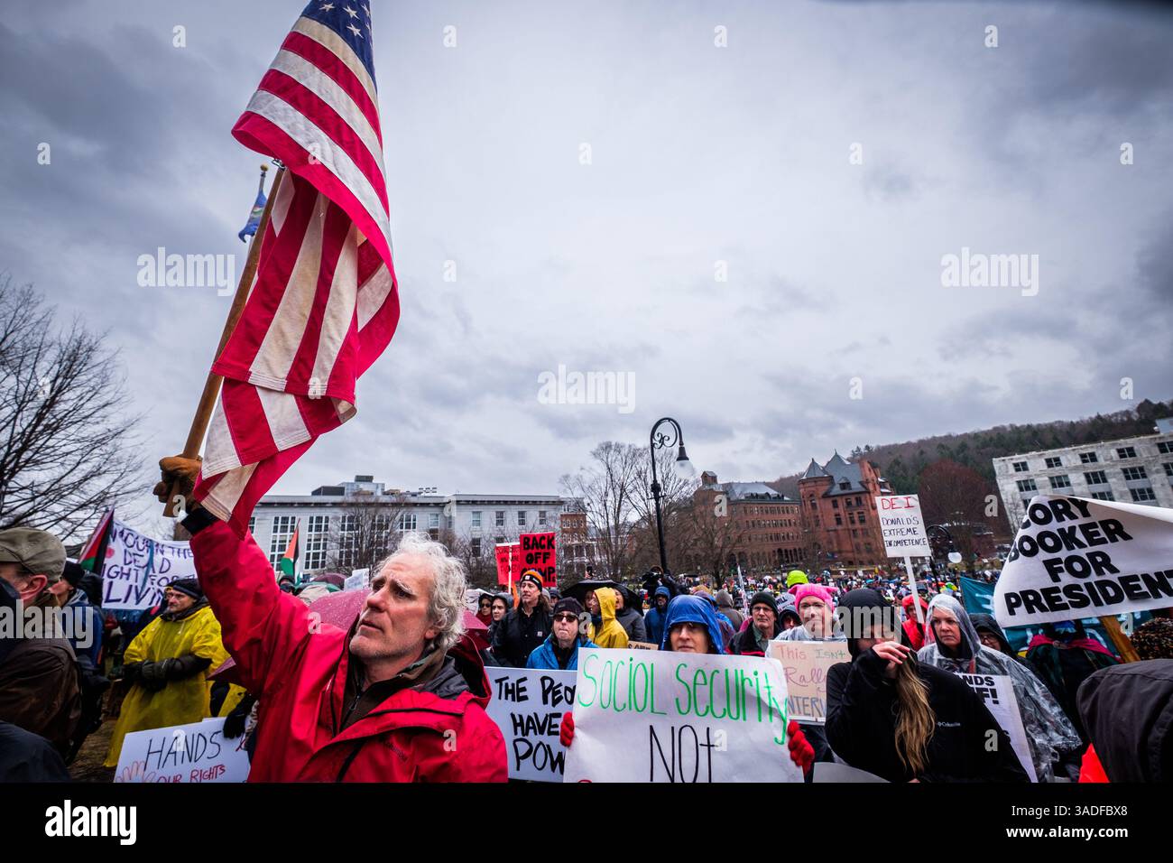 Montpelier, Vermont, Stati Uniti, 5 aprile 2025. Man alza la bandiera americana in occasione di una protesta Trump del 50501 il 5 aprile 2025, presso la Vermont State House di Montpelier, VT, USA, parte dei raduni Hands Off svoltisi in giro per gli Stati Uniti. John Lazenby/Alamy Live News Foto Stock