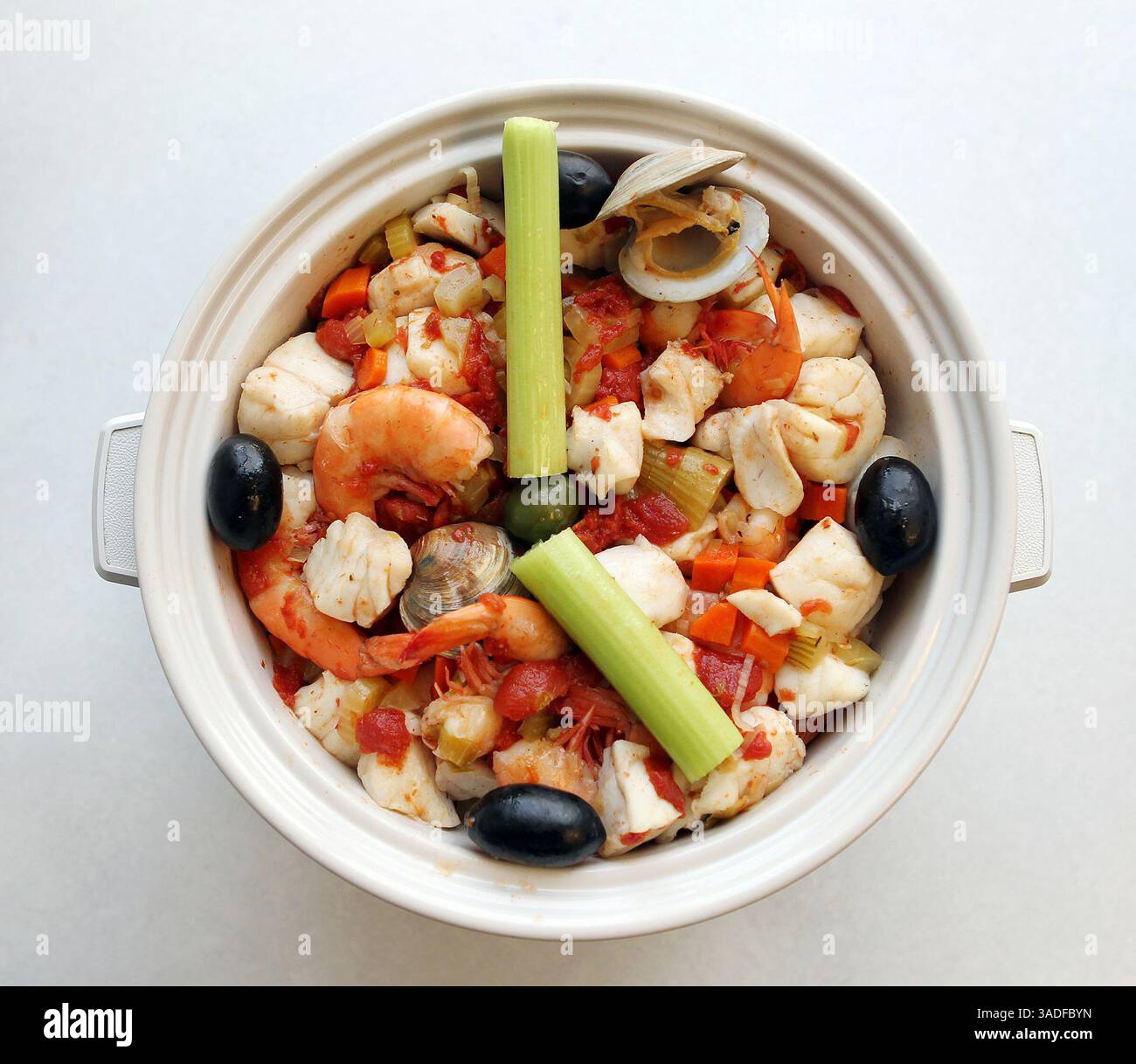 11 gennaio 2012 - St. Louis, MO, USA - i cuochi lenti sono in circolazione da secoli, ma sono ancora una volta in voga con ricette come questa bouillabaise. (Immagine di credito: © Stephanie S. Cordle/St. Louis Post-Dispatch/MCT/ZUMAPRESS.com) Foto Stock