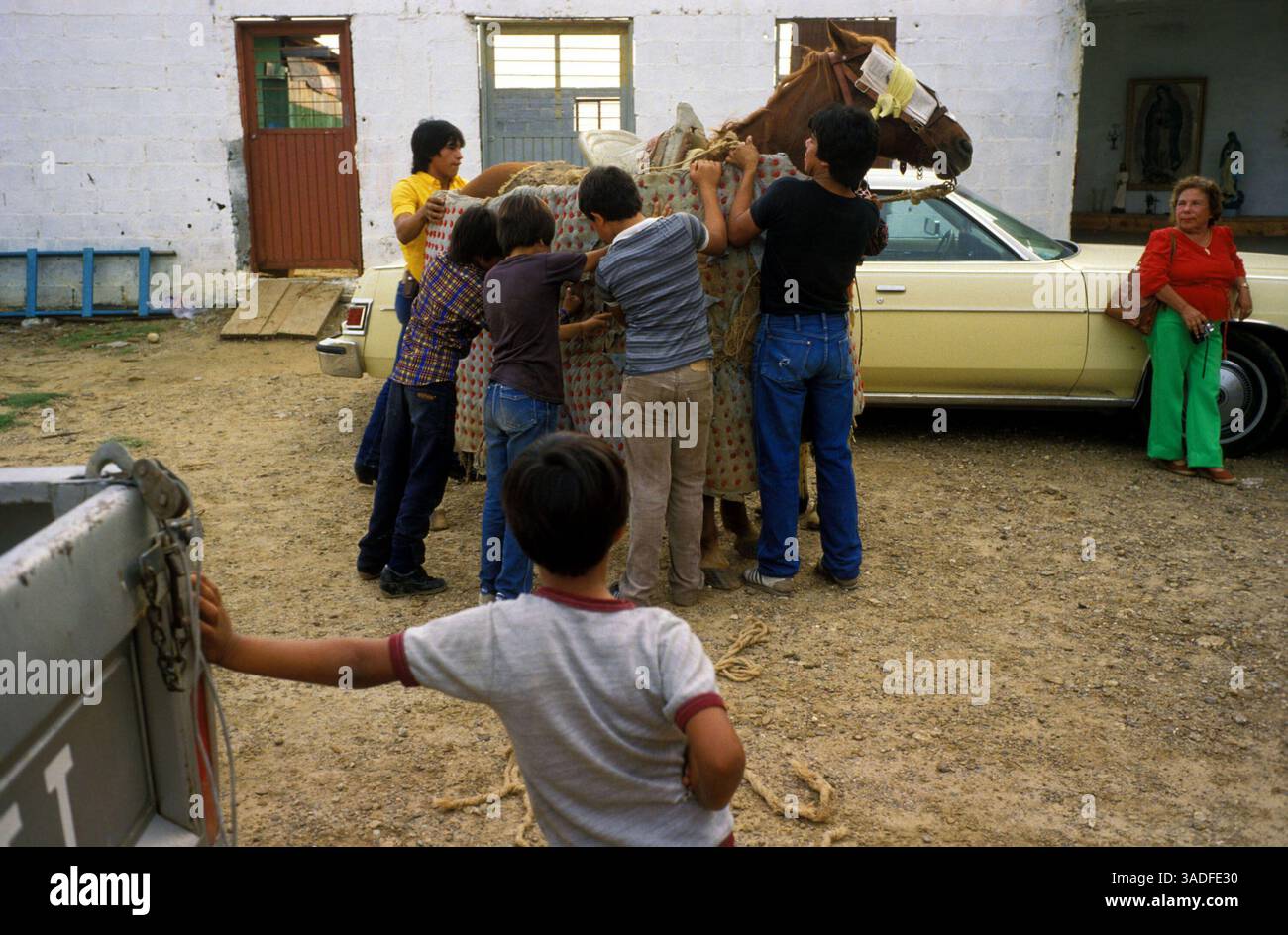 09 marzo 2003; Nuevo Laredo, Tamaulipas, Messico; preparare il cavallo del picador prima di una corrida a Nuevo Laredo, Tamaulipas, Messico. (Immagine di credito: Keith Dannemiller/ZUMAPRESS.com) Foto Stock