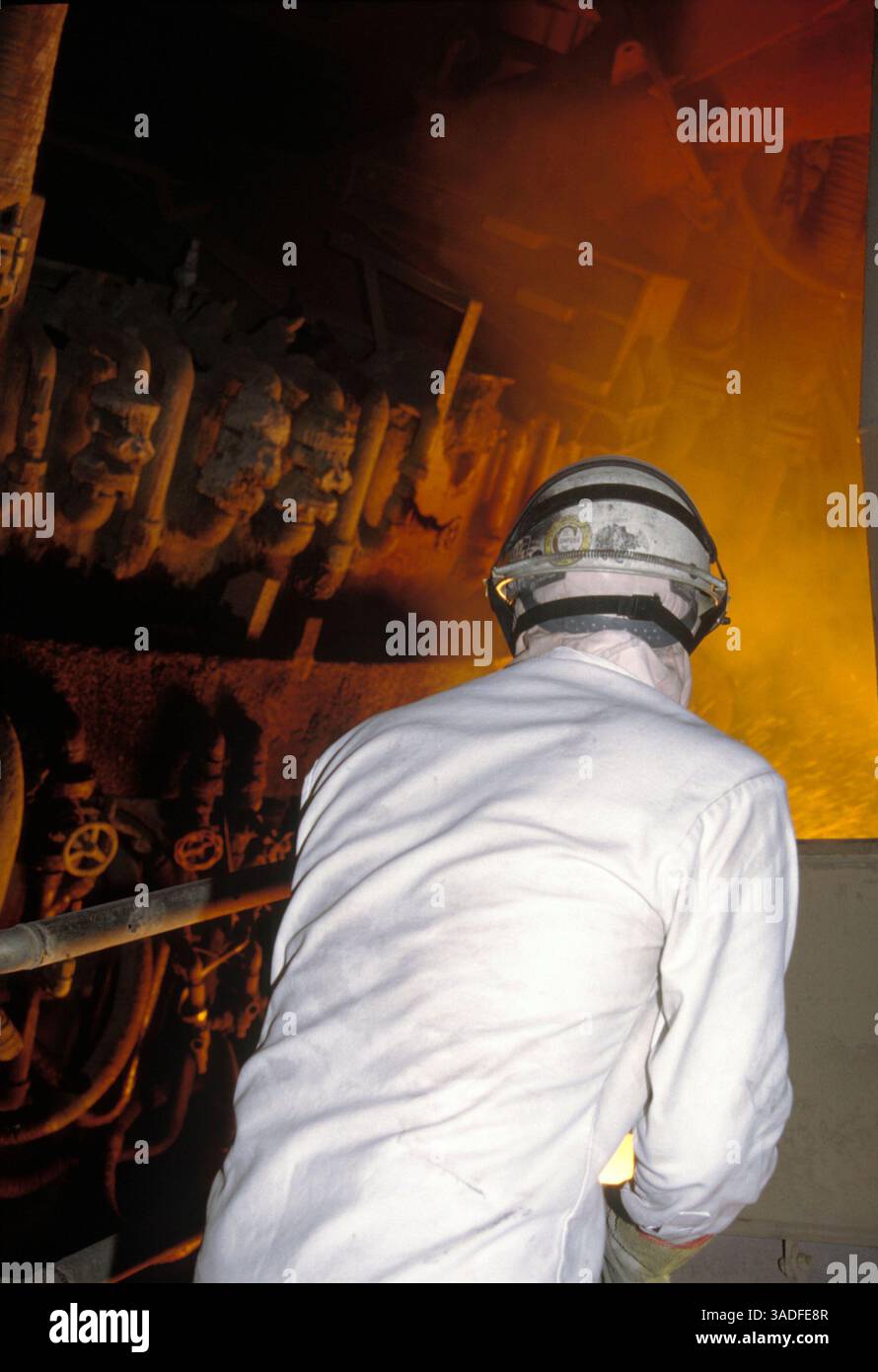 2 maggio 2003; Lazaro Cardenas, Messico; Un operaio controlla il contenuto di una fornace presso l'acciaieria Ispat di Lazaro Cardenas, Michoacan, Messico. (Immagine di credito: Keith Dannemiller/ZUMAPRESS.com) Foto Stock
