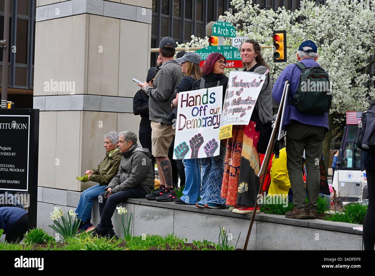 Panoramica di alcuni tra la folla mentre migliaia di persone si riuniscono all'Independence Mall di Center City Philadelphia, Pennsylvania, USA il 5 aprile 2025 per protestare contro l'amministrazione Trump. In tutta la nazione decine di migliaia partecipano a simili Hands-off! Dimostrazioni anti-Trump e anti-Musk. Crediti: OOgImages/Alamy Live News Foto Stock