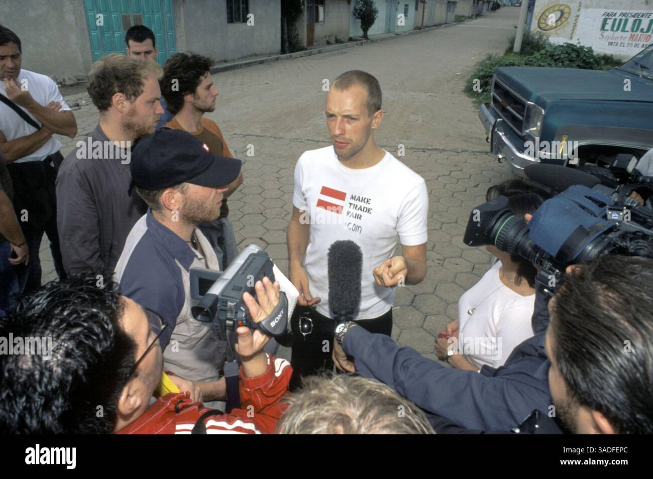 Il cantante CHRIS MARTIN e altri membri della band COLDPLAY incontrano la stampa per le strade del villaggio di Santa Isabel Tepetzala, Puebla, Messico. Coldplay ha visitato i coltivatori messicani di mais per sostenere la campagna "Make Trade Fair" della ONG britannica Oxfam. La campagna chiede ai governi di ridurre le sovvenzioni agli agricoltori dei paesi ricchi ed eliminare il dumping dei prodotti agricoli. (Immagine di credito: Keith Dannemiller/ZUMAPRESS.com) Foto Stock