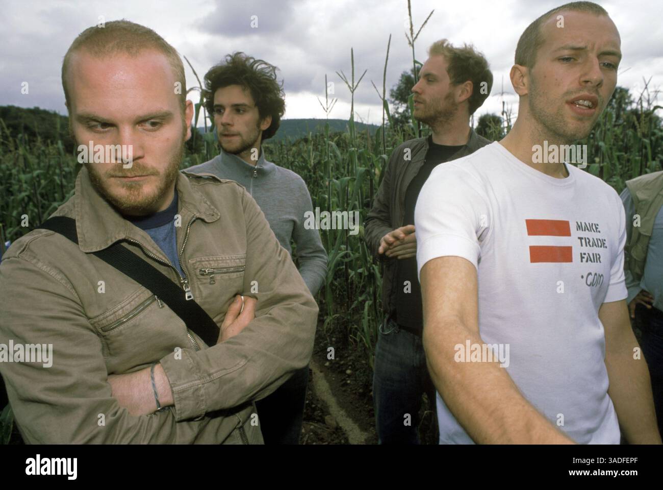I membri della band britannica COLDPLAY (L-R), VINCERANNO GUY BERRYMAN, JON BUCKLAND e CHRIS MARTIN in un campo di mais fuori dal villaggio di Santa Isabel Tepetzala, Puebla, Messico. "Coldplay" ha visitato i coltivatori di mais messicani per sostenere la campagna "Make Trade Fair" della ONG britannica Oxfam. La campagna chiede ai governi di ridurre le sovvenzioni agli agricoltori dei paesi ricchi ed eliminare il dumping dei prodotti agricoli. (Immagine di credito: Keith Dannemiller/ZUMAPRESS.com) Foto Stock