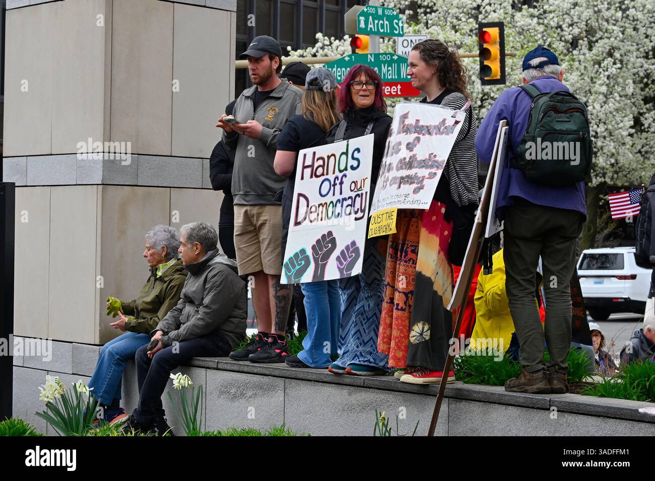 Panoramica di alcuni tra la folla mentre migliaia di persone si riuniscono all'Independence Mall di Center City Philadelphia, Pennsylvania, USA il 5 aprile 2025 per protestare contro l'amministrazione Trump. In tutta la nazione decine di migliaia partecipano a simili Hands-off! Dimostrazioni anti-Trump e anti-Musk. Crediti: OOgImages/Alamy Live News Foto Stock