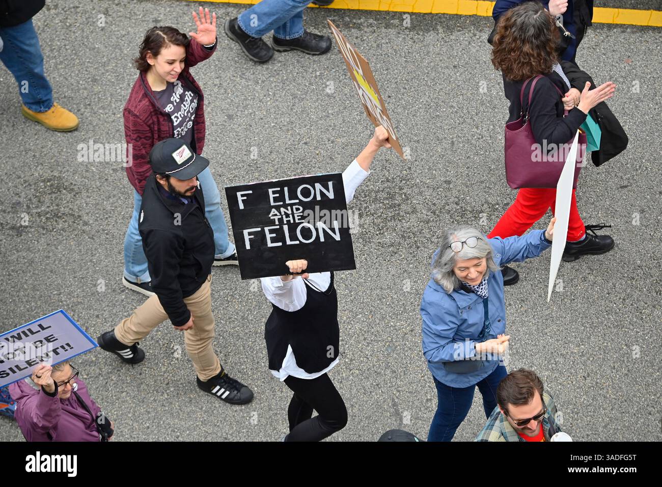 Le persone che partecipano a una partita! Protesta marciando lungo Market Street verso l'Independence Mall nel centro di Philadelphia, Pennsylvania, USA il 5 aprile 2025. Decine di migliaia di persone prendono parte a eventi simili in tutta la nazione protestando contro l’amministrazione Trump e le sue politiche economiche. Crediti: OOgImages/Alamy Live News Foto Stock