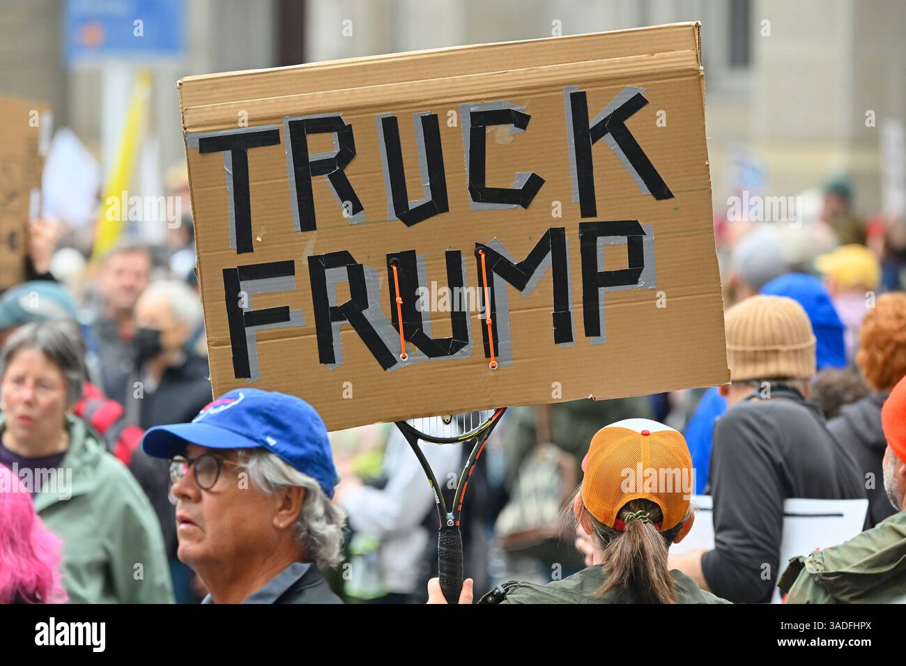 Le persone che partecipano a una partita! Protesta marciando lungo Market Street verso l'Independence Mall nel centro di Philadelphia, Pennsylvania, USA il 5 aprile 2025. Decine di migliaia di persone prendono parte a eventi simili in tutta la nazione protestando contro l’amministrazione Trump e le sue politiche economiche. Crediti: OOgImages/Alamy Live News Foto Stock