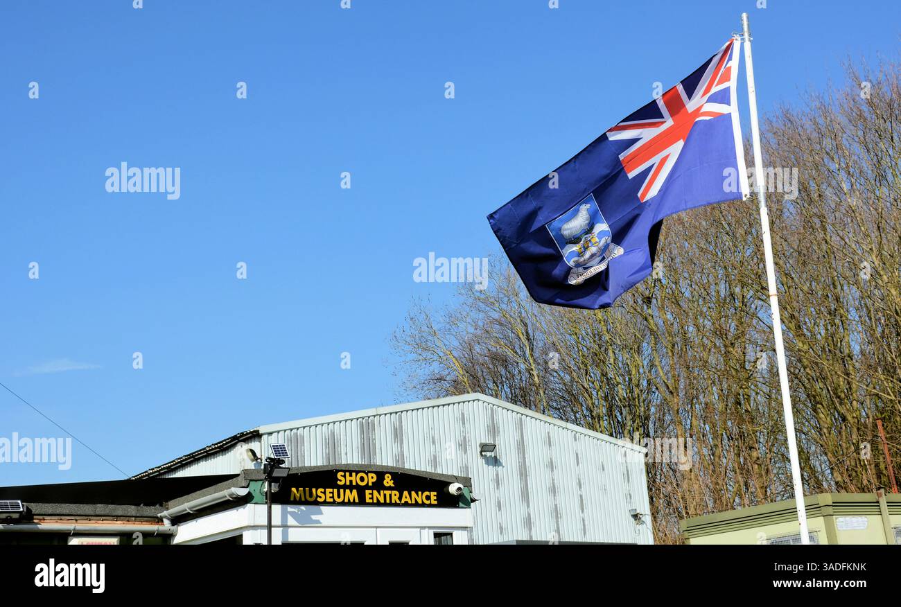 Bandiera delle Isole Falkland sventolata al di fuori del South Yorkshire Air Museum, Doncaster, South Yorkshire, Regno Unito Foto Stock