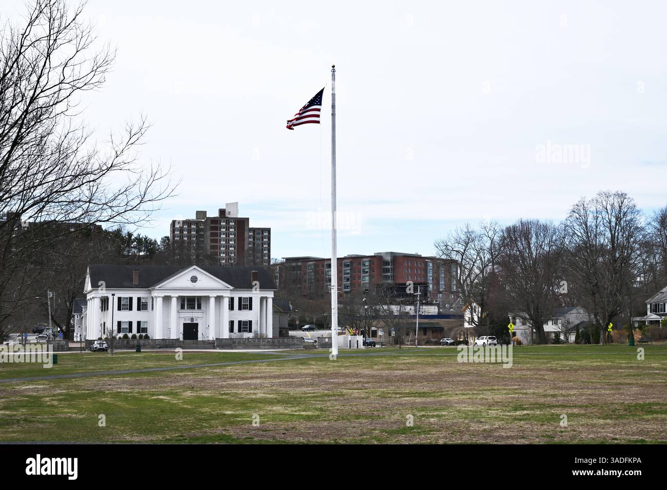 FRAMINGHAM, MASSACHUSETTS - 28 marzo 2025: Village Hall on the Common, sotto la gestione del Framingham History Center dedicato alla conservazione del terreno Foto Stock