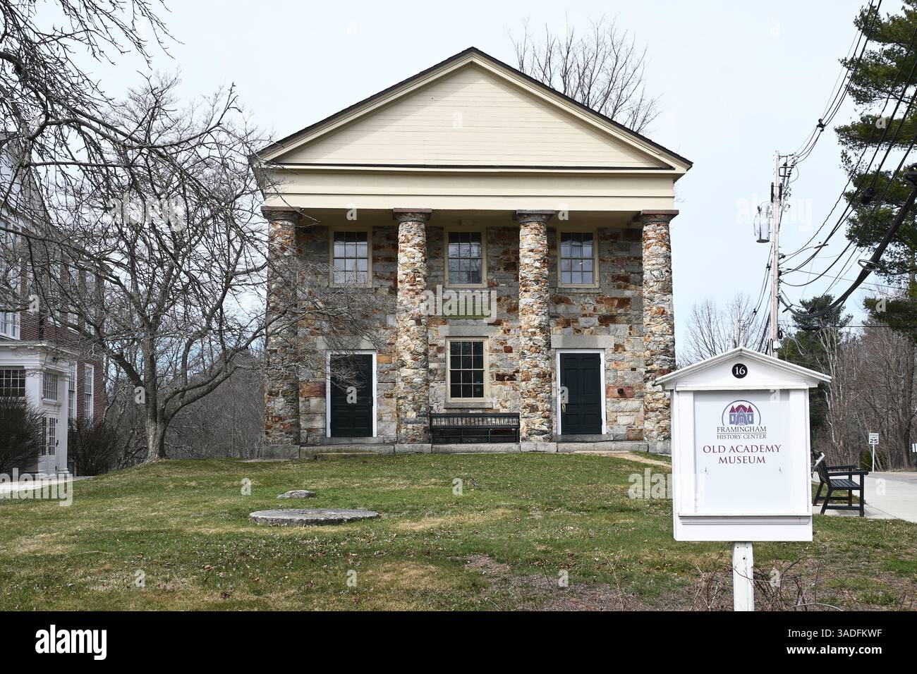 FRAMINGHAM, MASSACHUSETTS - 28 Mar 2025: L'Old Academy Museum si trova nel Framingham Centre Common Historic District, elencato nella National R. Foto Stock