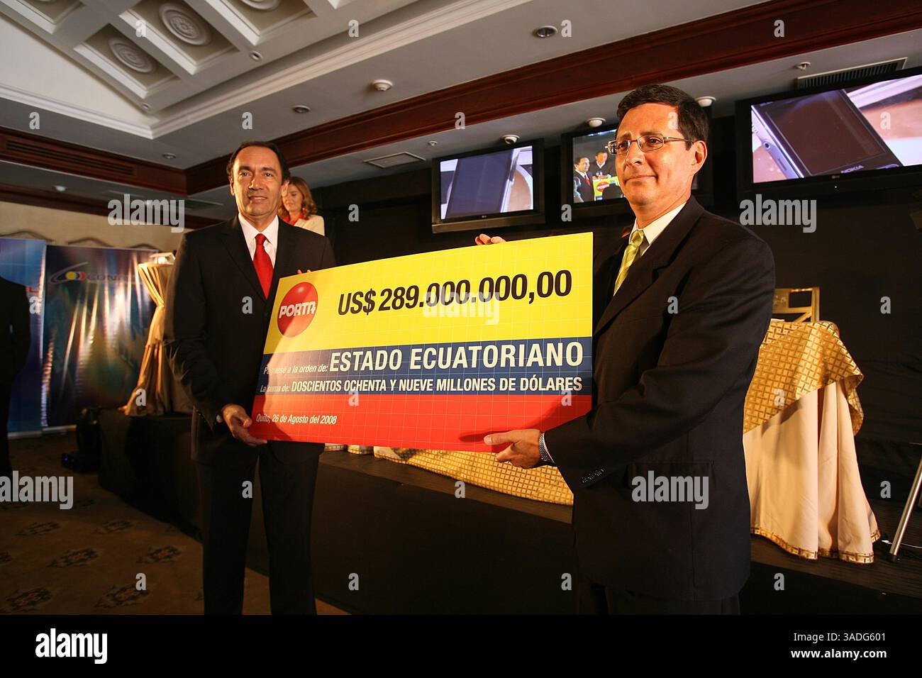 26/08/2008) QUITO ECUADOR..26 AGOSTO 2008..NEGOCIOS..SENATEL Y PORTA..EN EL HOTEL PLAZA GRANDE FIRMARON UN COMPROMISO POR 15 AÑOS ..JUAN ANTONIO AGUILAR EJECUTIVO DE PORTA FIRMA..EL COMPROMISO, PARA ESTE EVENTO ASISTEIRON JORGE GLASS DE SENATEL, JAIME GUERRERO RUCIO RUIZ, DANIEL HAIJ (Y) ANTONIO CREDITO: ZUMAPRESS.COM Foto Stock