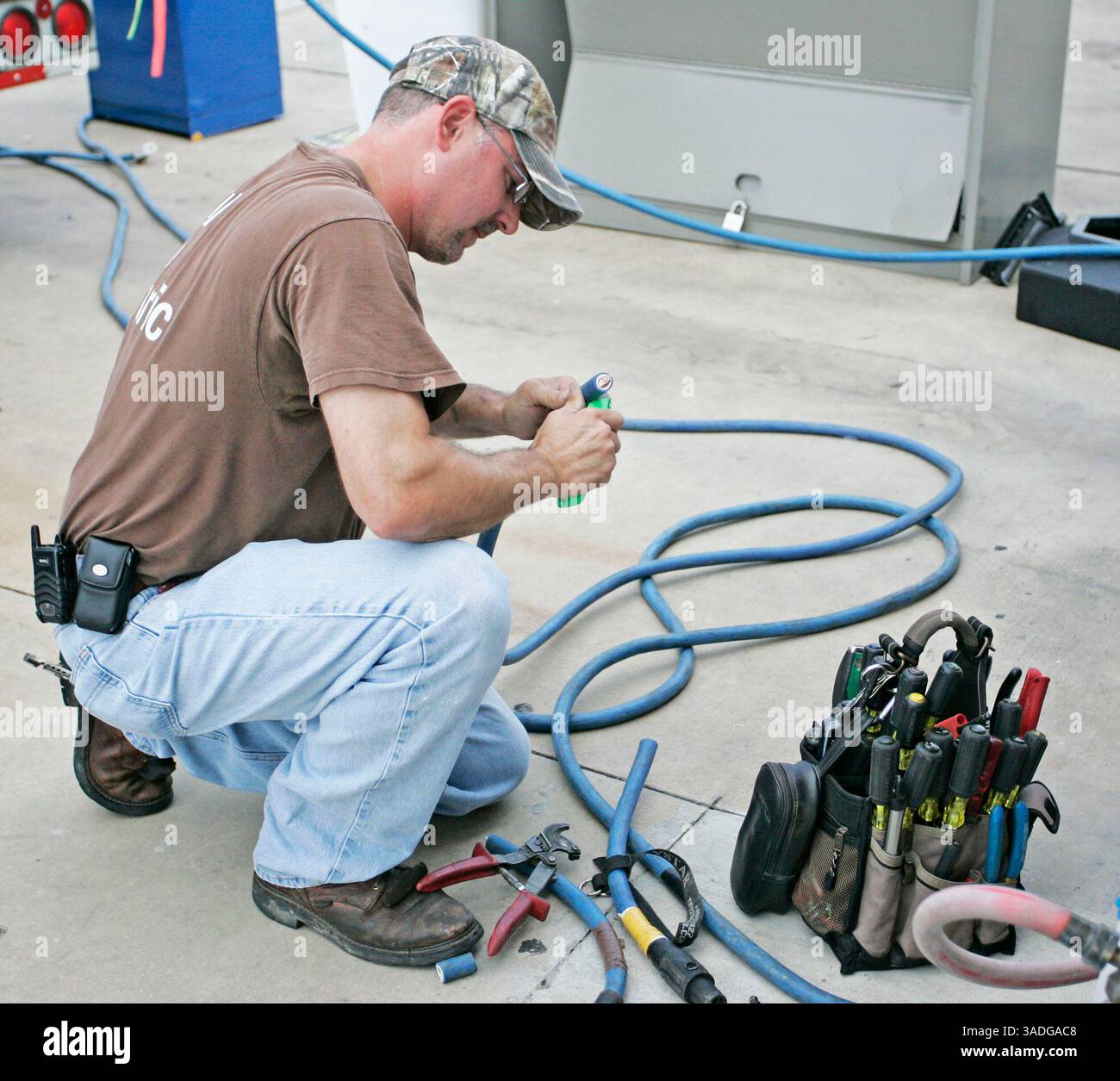 14 settembre 2008 - Conroe, Texas, Stati Uniti - Todd Harris di North Town Electric lavora per collegare un generatore a una stazione di servizio fuori da un supermercato Kroger la domenica a Conroe, Texas. Far funzionare di nuovo le pompe del carburante è una priorità assoluta per l'area, in quanto oltre 2 milioni di residenti erano senza alimentazione dopo l'arrivo dell'uragano Ike in Texas (immagine di credito: Eric Swist/ZUMAPRESS.com) Foto Stock