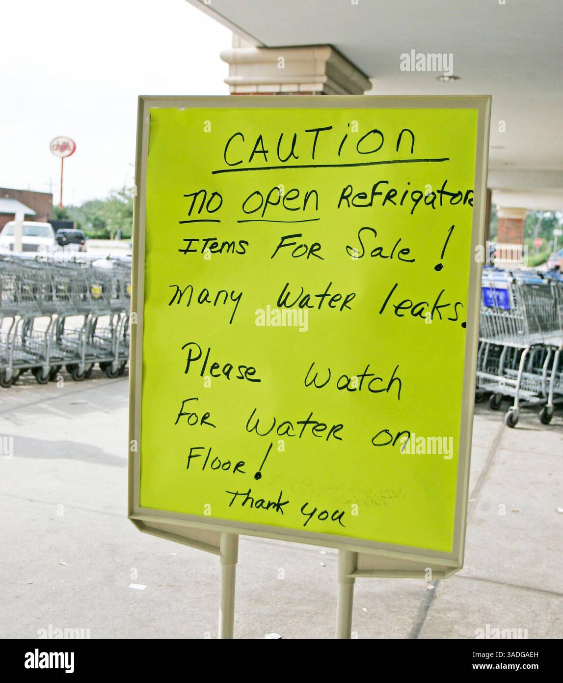 14 settembre 2008 - Conroe, Texas, Stati Uniti - Un cartello esposto all'esterno di un supermercato Kroger a Conroe, Texas, informa gli acquirenti che non sono disponibili articoli refrigerati come latticini o prodotti a base di carne per la vendita a causa di interruzioni di corrente nella zona (immagine di credito: Eric Swist/ZUMAPRESS.com) Foto Stock