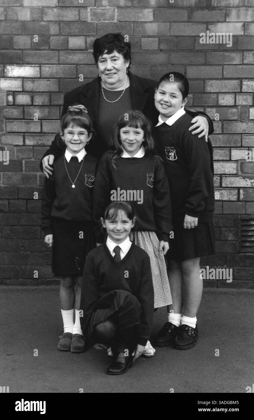 00 00, 1997; Belfast, Irlanda del Nord; preside, la signora Rosemary Mackin e quattro studenti di St. John's Girls Primary School. Gli studenti della scuola hanno sofferto terribilmente a causa di un numero particolarmente elevato di genitori uccisi da gruppi paramilitari protestanti. . (Immagine di credito: Tom Kumpf/ZUMAPRESS.com) Foto Stock