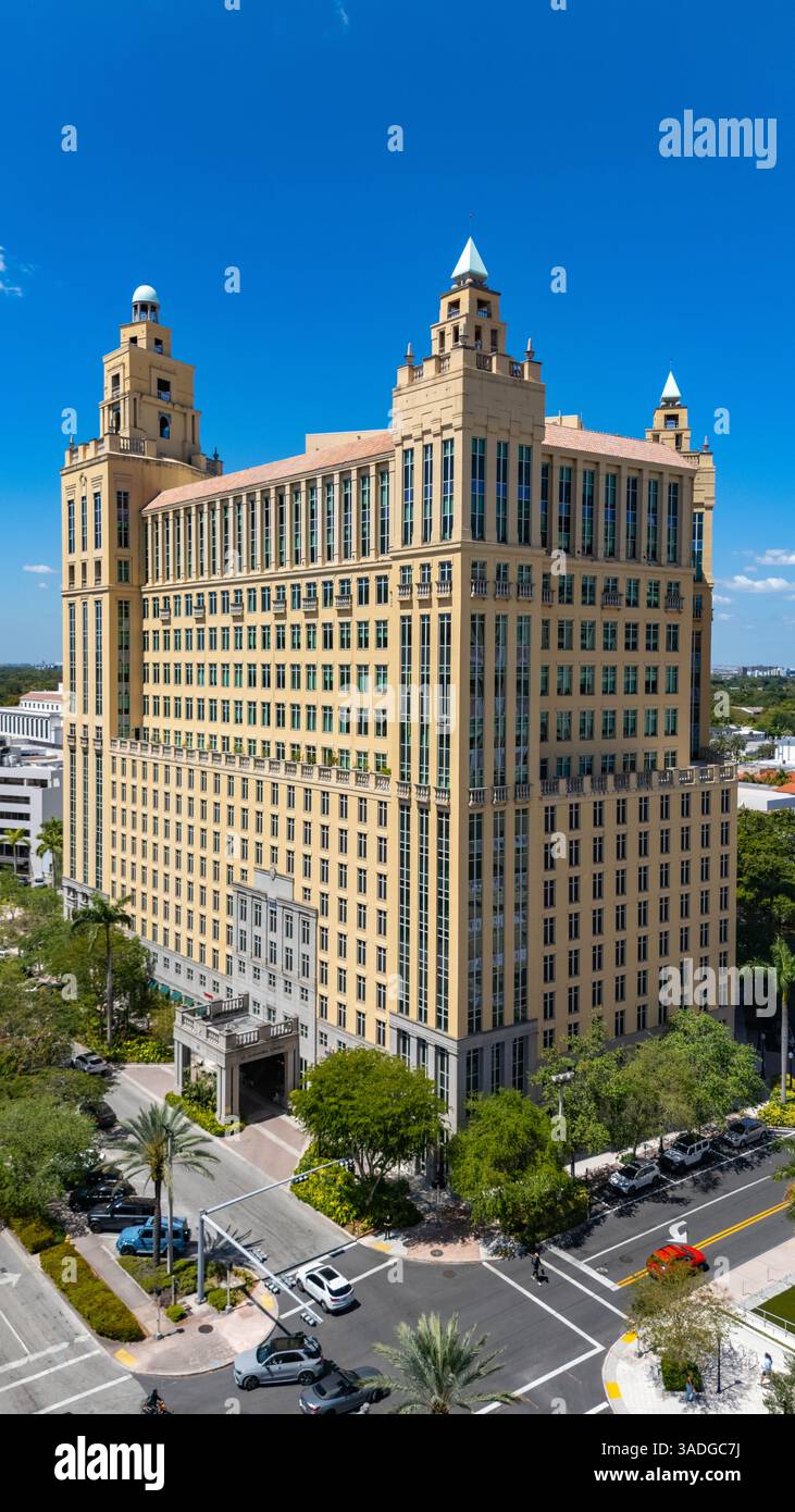 Le eleganti torri dell'Alhambra si innalzano sopra Coral Gables, Florida, mostrando l'architettura mediterranea revival sotto un cielo azzurro. Foto Stock