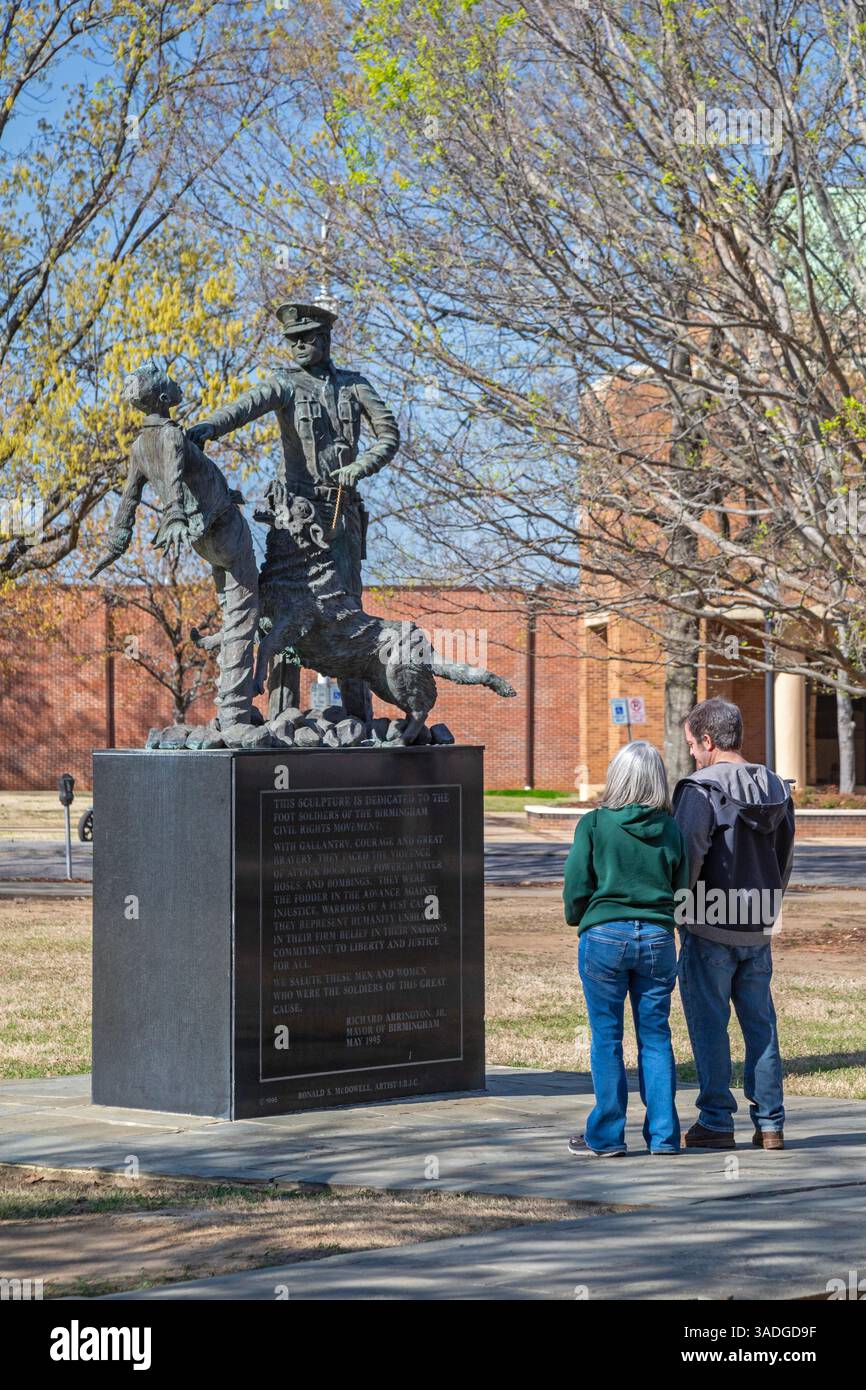 Birmingham, Alabama - sculture nel Kelly Ingram Park mostrano scene del movimento per i diritti civili di Birmingham del 1963, quando la polizia e i vigili del fuoco attaccano Foto Stock