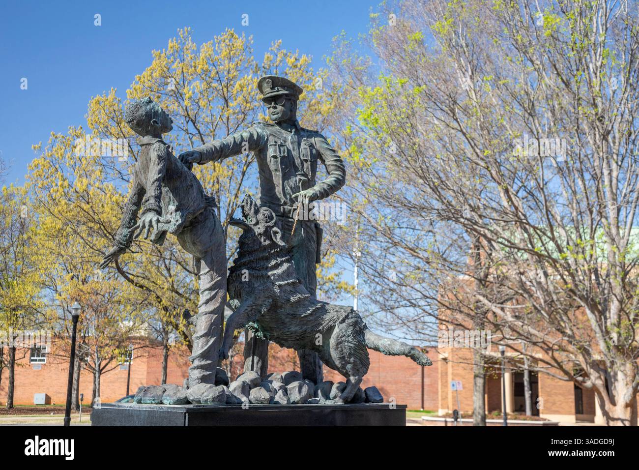 Birmingham, Alabama - sculture nel Kelly Ingram Park mostrano scene del movimento per i diritti civili di Birmingham del 1963, quando la polizia e i vigili del fuoco attaccano Foto Stock