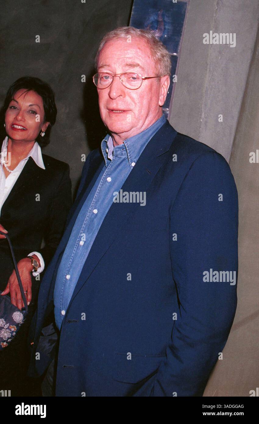 10 febbraio 2002; Los Angeles, CA, Stati Uniti; attore MICHAEL CAIN presso lo Spago Restaurant. (Immagine di credito: David Keeler/ZUMAPRESS.com) Foto Stock