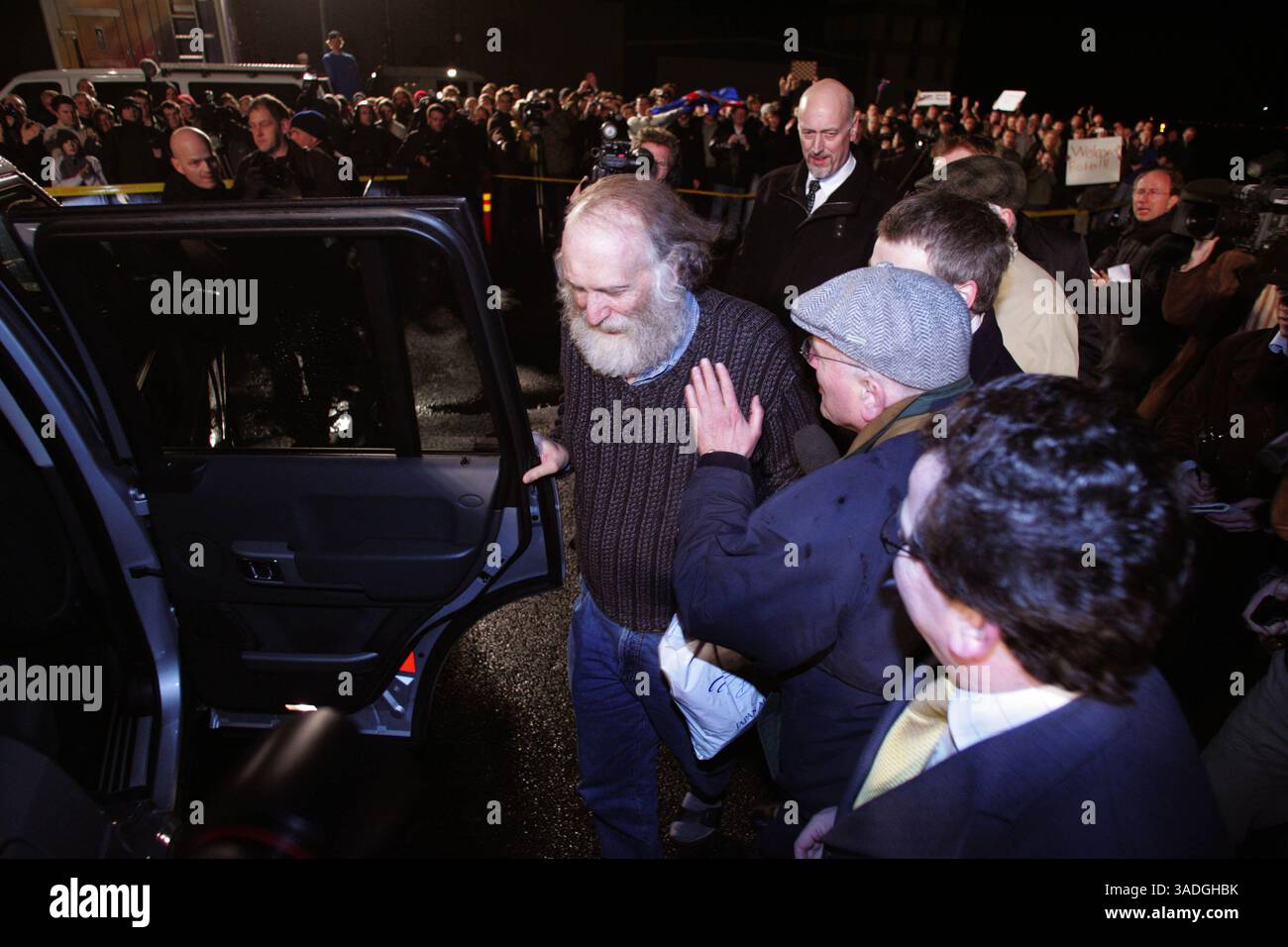 24 marzo 2005; Reykjavik, ISLANDA; la leggenda degli scacchi BOBBY FISCHER viene accolto dagli islandesi e dai giornalisti dopo essere atterrato a Reykjavik, Islanda. Accettò un'offerta di cittadinanza da un paese ancora grato per il suo ruolo come sito del suo match più famoso. Fischer è stato rilasciato da nove mesi di detenzione in Giappone, dove era stato trattenuto dalle autorità per aver tentato di lasciare il paese usando un passaporto statunitense non valido. Fischer è atterrato su un jet noleggiato da una stazione televisiva in Islanda, dove ha vinto il campionato del mondo contro il russo Boris Spassky nel 1972. (Immagine di credito: Thorvaldur Kris Foto Stock