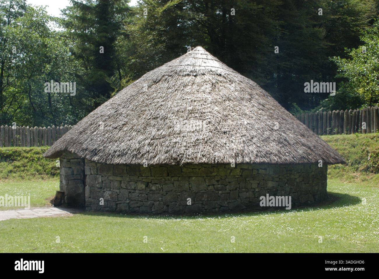 15 luglio 2005; Quin, Contea di Clare, Irlanda; i restauri e la ricostruzione in corso presso il progetto Craggaunowen sono un tentativo di ricreare alcune caratteristiche della vita quotidiana durante i periodi preistorici e paleocristiani del passato irlandese. Qui, una ricostruzione di una casa tradizionale e di un forte ad anello protettivo come sarebbero esistiti in epoca preistorica. (Immagine di credito: Tom Kumpf/ZUMAPRESS.com) Foto Stock