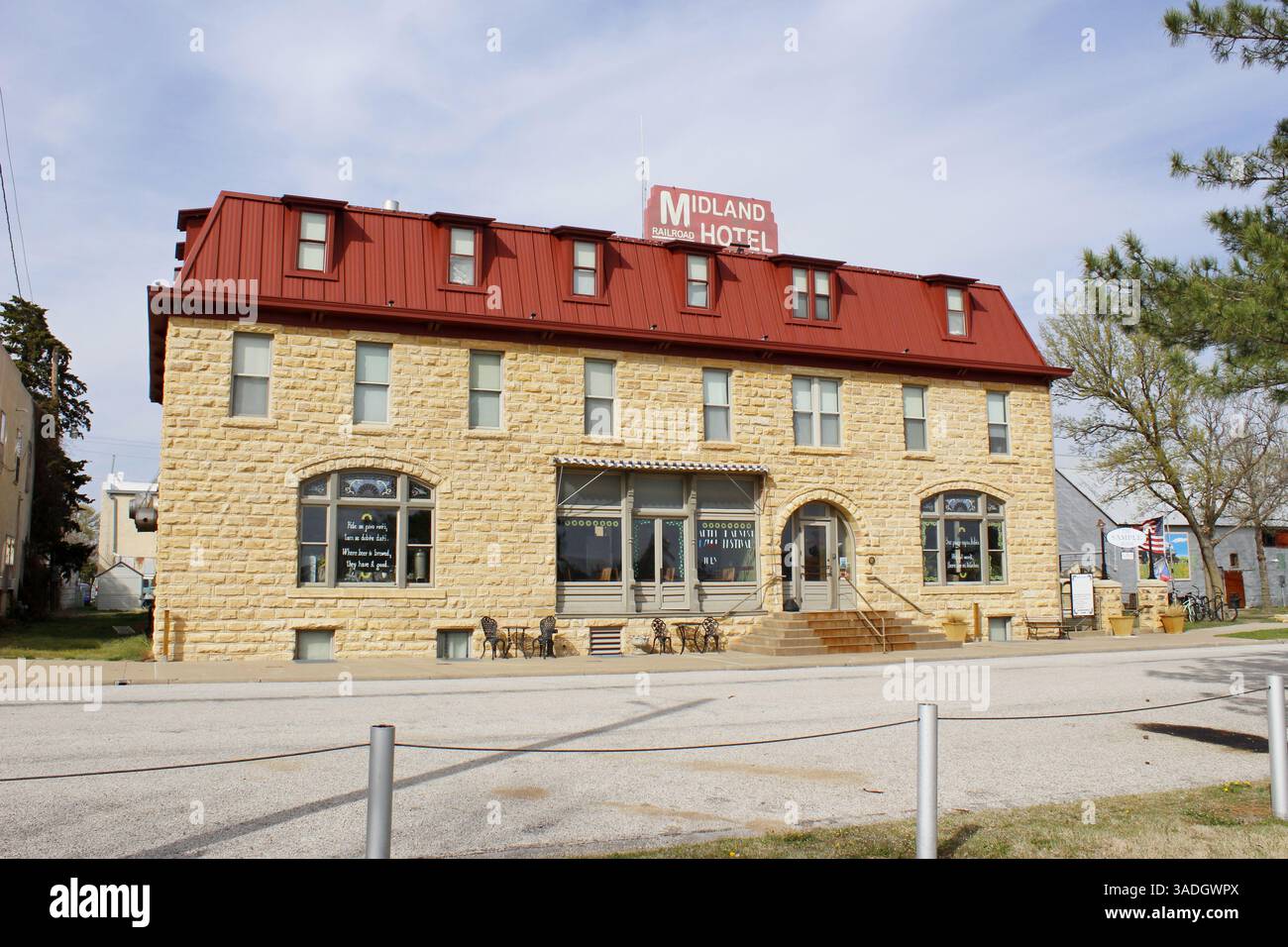 Midland Railroad Hotel con cielo blu all'aperto Foto Stock