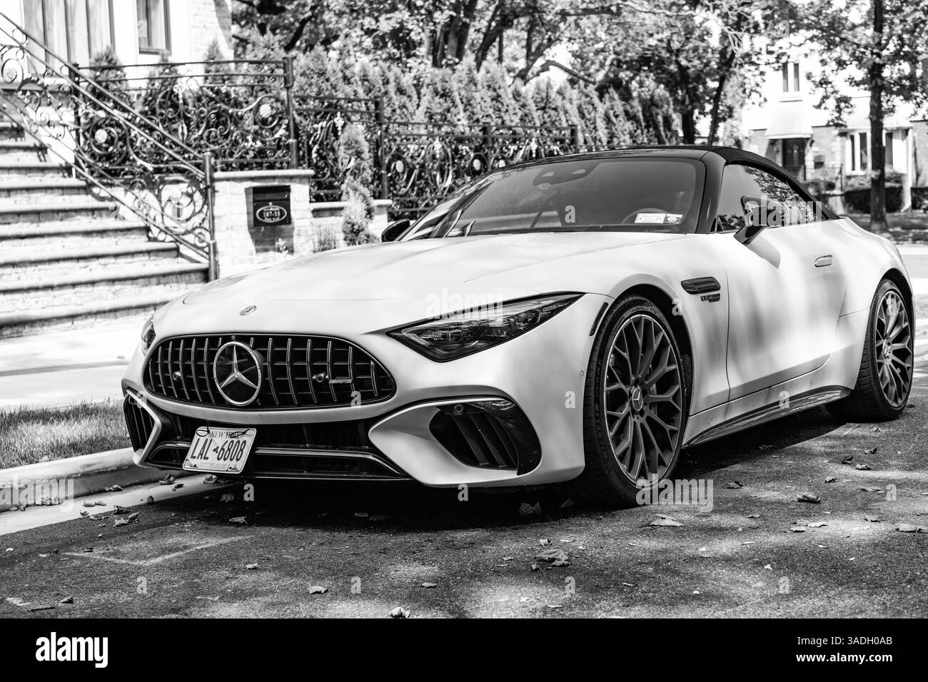 New York City, USA - 26 agosto 2023: Cabriolet Mercedes Benz Classe SL 2022 parcheggiata, vista angolo Foto Stock