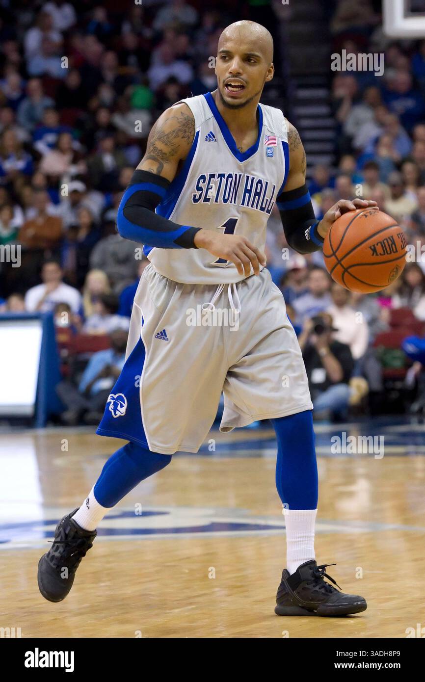 12 febbraio 2012: I Seton Hall Pirates guardano Jordan Theodore (1) in azione con la palla durante la partita di basket NCAA tra i Pittsburgh Panthers e i Seton Hall Pirates al Prudential Center di Newark, New Jersey. I Seton Hall Pirates batterono i Pittsburgh Panthers, 73-66.(Credit Image: © Chris Szagola/Cal Sport Media/ZUMAPRESS.com) Foto Stock