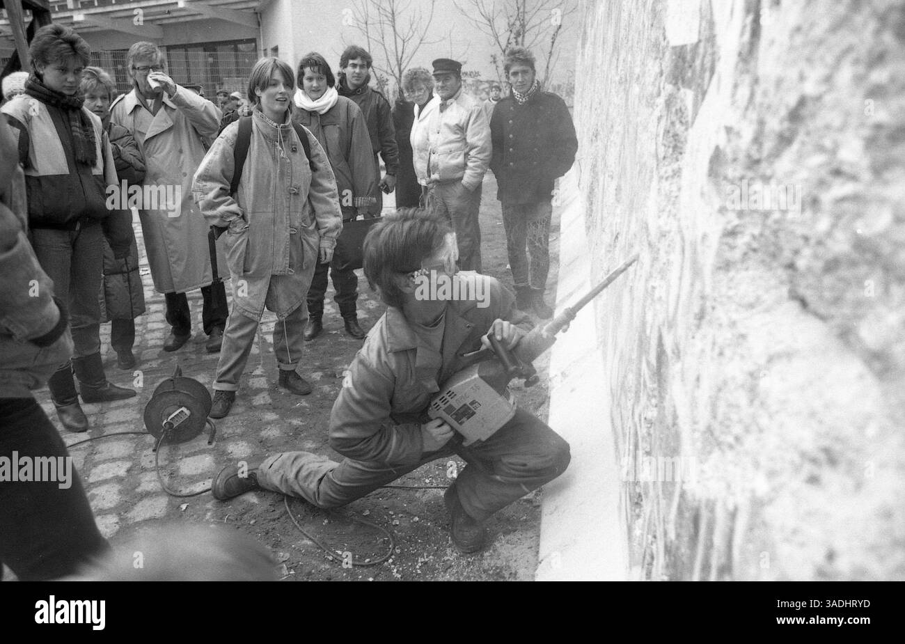 09 novembre 1989 - Berlino, Germania - 1989 novembre: Non tutti hanno usato un martello per colpire il muro di Berlino. Un uomo ha deciso di usare un martello mentre si è scagliato al muro di Berlino (immagine di credito: Scott A. Miller/ZUMAPRESS.com) Foto Stock