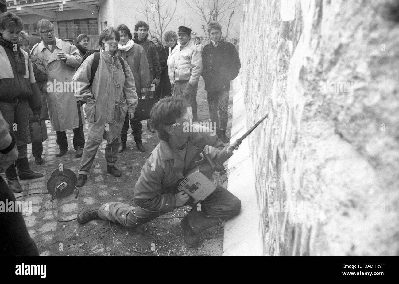 09 novembre 1989 - Berlino, Germania - 1989 novembre: Non tutti hanno usato un martello per colpire il muro di Berlino. Un uomo ha deciso di usare un martello mentre si è scagliato al muro di Berlino (immagine di credito: Scott A. Miller/ZUMAPRESS.com) Foto Stock