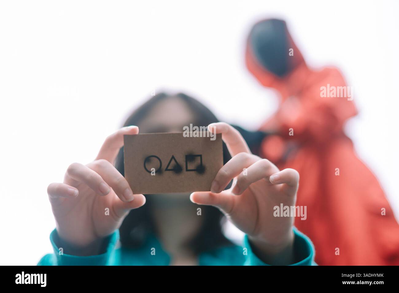 Giacarta, Indonesia, 4 aprile 2025. Un'immagine di un biglietto d'invito con simboli e una figura incappucciata sullo sfondo, trasmette un senso di mistero e io Foto Stock