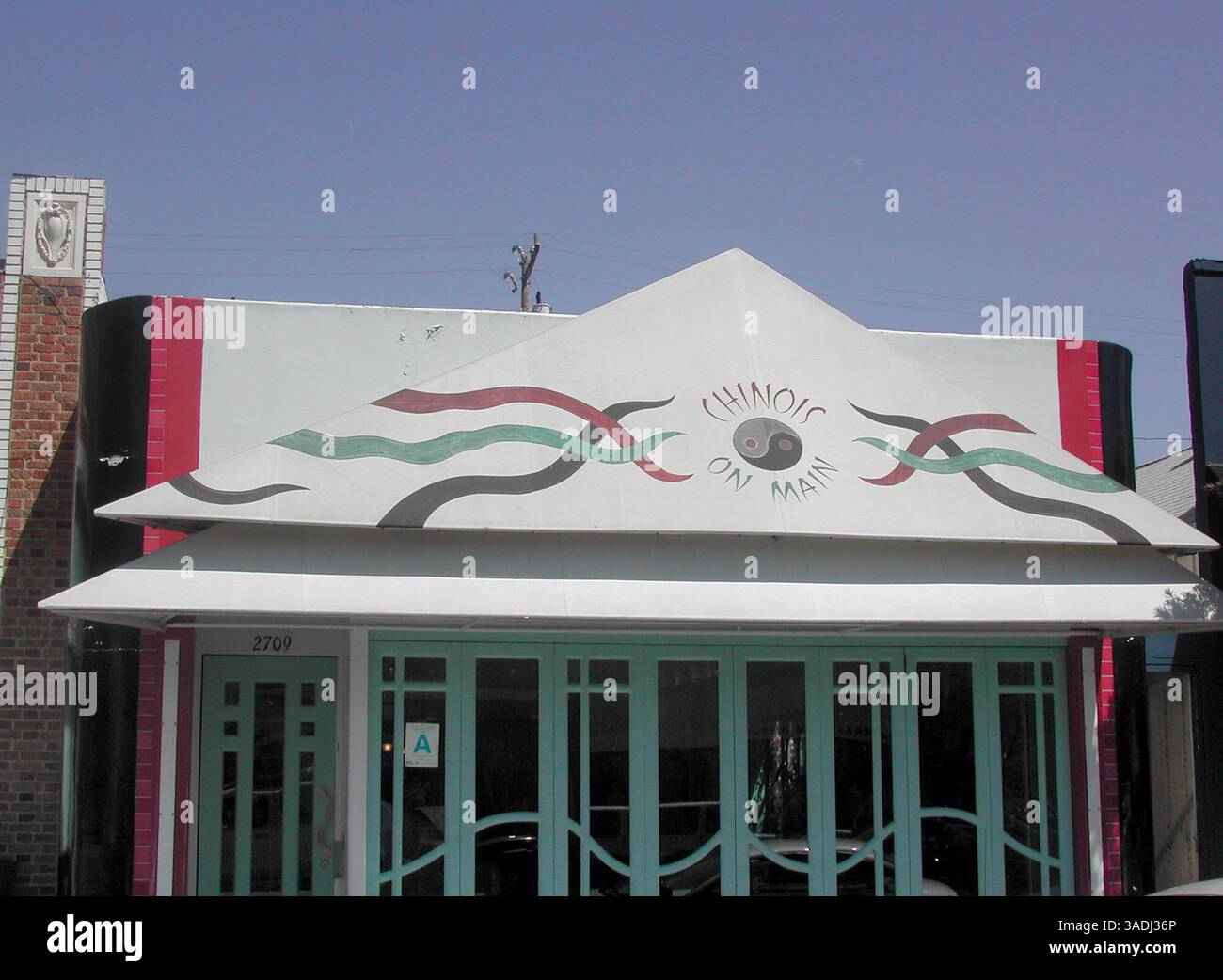 28 marzo 2004; Los Angeles, CA, Stati Uniti; questo è il ristorante 'altro' dello chef Wolfgang Puck, che ha aperto a Santa Monica dopo il suo intimale successo con spago a Hollywood. Chinois on Main ins't è conosciuto come spago, ma è quasi altrettanto popolare tra i buongustai e la folla dello spettacolo. Ristoranti celebri, luoghi famosi, punti di ritrovo di fama. . (Immagine di credito: Marianna Day Massey/ZUMAPRESS.com) Foto Stock