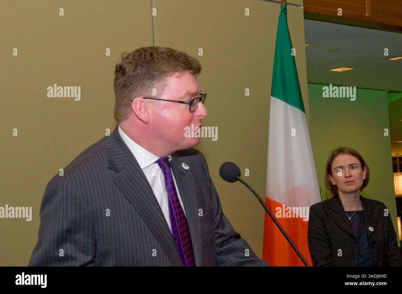 16 febbraio 2012 - Boston, Massachusetts, Stati Uniti - il generale consolare irlandese MICHAEL LONERGAN, a nome di Irish Network Boston, dà il benvenuto al primo ministro irlandese (Taoiseach) Enda Kenny ad un ricevimento presso il Seaport Hotel sul lungomare di Boston. Enda Kenny è il leader del partito fine Gael, che è tornato al governo nel 2011 in coalizione con il Partito Laburista. A Boston il signor Kenny ha parlato di promettenti segnali di crescita nell'economia irlandese, stimolata da un forte settore delle esportazioni, rafforzato dall'agricoltura e dai prodotti alimentari, e da un settore high tech sempre più competitivo. L'Irlanda un tempo è orgogliosa del celtic tig Foto Stock 16 febbraio 2012 - Boston, Massachusetts, Stati Uniti - il generale consolare irlandese MICHAEL LONERGAN, a nome di Irish Network Boston, dà il benvenuto al primo ministro irlandese (Taoiseach) Enda Kenny ad un ricevimento presso il Seaport Hotel sul lungomare di Boston. Enda Kenny è il leader del partito fine Gael, che è tornato al governo nel 2011 in coalizione con il Partito Laburista. A Boston il signor Kenny ha parlato di promettenti segnali di crescita nell'economia irlandese, stimolata da un forte settore delle esportazioni, rafforzato dall'agricoltura e dai prodotti alimentari, e da un settore high tech sempre più competitivo. L'Irlanda un tempo è orgogliosa del celtic tig Foto Stock