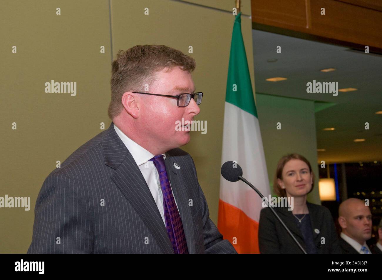 16 febbraio 2012 - Boston, Massachusetts, Stati Uniti - il generale consolare irlandese MICHAEL LONERGAN, a nome di Irish Network Boston, dà il benvenuto al primo ministro irlandese (Taoiseach) Enda Kenny ad un ricevimento presso il Seaport Hotel sul lungomare di Boston. Enda Kenny è il leader del partito fine Gael, che è tornato al governo nel 2011 in coalizione con il Partito Laburista. A Boston il signor Kenny ha parlato di promettenti segnali di crescita nell'economia irlandese, stimolata da un forte settore delle esportazioni, rafforzato dall'agricoltura e dai prodotti alimentari, e da un settore high tech sempre più competitivo. L'Irlanda un tempo è orgogliosa del celtic tig Foto Stock 16 febbraio 2012 - Boston, Massachusetts, Stati Uniti - il generale consolare irlandese MICHAEL LONERGAN, a nome di Irish Network Boston, dà il benvenuto al primo ministro irlandese (Taoiseach) Enda Kenny ad un ricevimento presso il Seaport Hotel sul lungomare di Boston. Enda Kenny è il leader del partito fine Gael, che è tornato al governo nel 2011 in coalizione con il Partito Laburista. A Boston il signor Kenny ha parlato di promettenti segnali di crescita nell'economia irlandese, stimolata da un forte settore delle esportazioni, rafforzato dall'agricoltura e dai prodotti alimentari, e da un settore high tech sempre più competitivo. L'Irlanda un tempo è orgogliosa del celtic tig Foto Stock