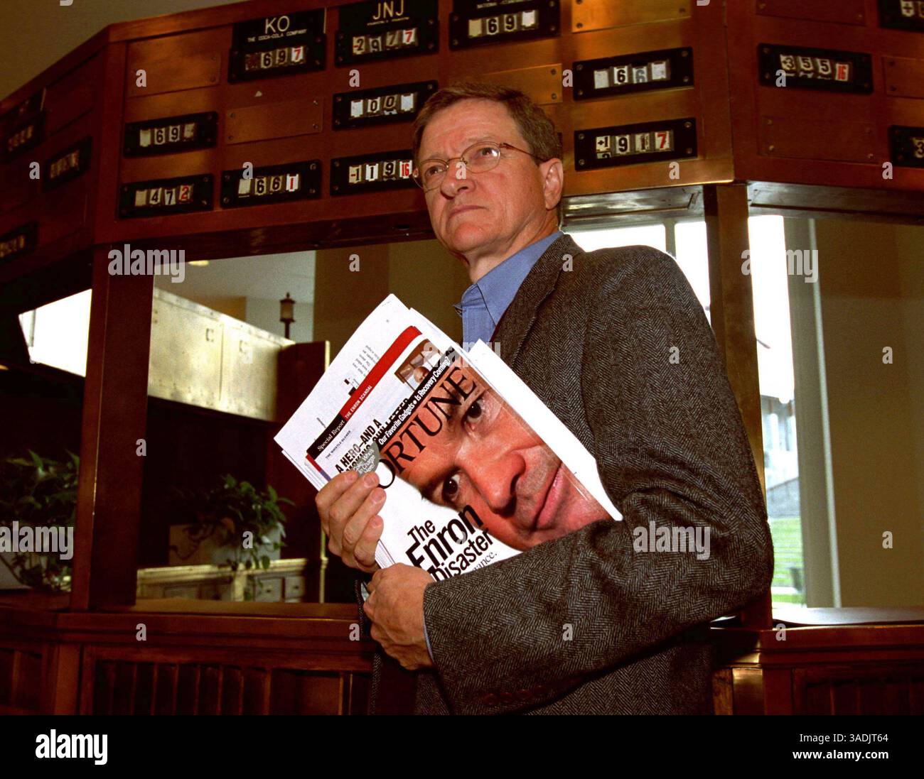 22 gennaio 2002; Decatur, GA, Stati Uniti; DR. AL HARTGRAVES Professore di contabilità, Emory University con articoli Enron utilizzati nelle sue classi.. (Immagine di credito: Robin Nelson/ZUMAPRESS.com) Foto Stock