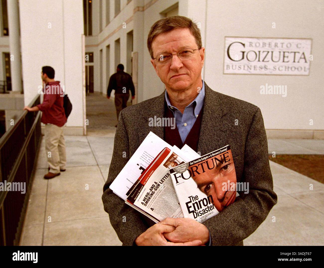 22 gennaio 2002; Decatur, GA, Stati Uniti; DR. AL HARTGRAVES Professore di contabilità, Emory University con articoli Enron utilizzati nelle sue classi.. (Immagine di credito: Robin Nelson/ZUMAPRESS.com) Foto Stock