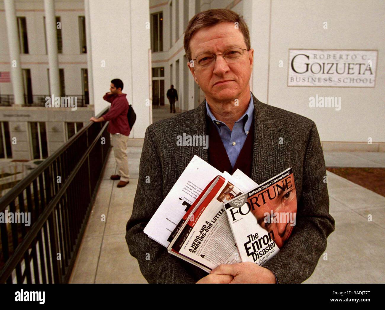 22 gennaio 2002; Decatur, GA, Stati Uniti; DR. AL HARTGRAVES Professore di contabilità, Emory University con articoli Enron utilizzati nelle sue classi.. (Immagine di credito: Robin Nelson/ZUMAPRESS.com) Foto Stock