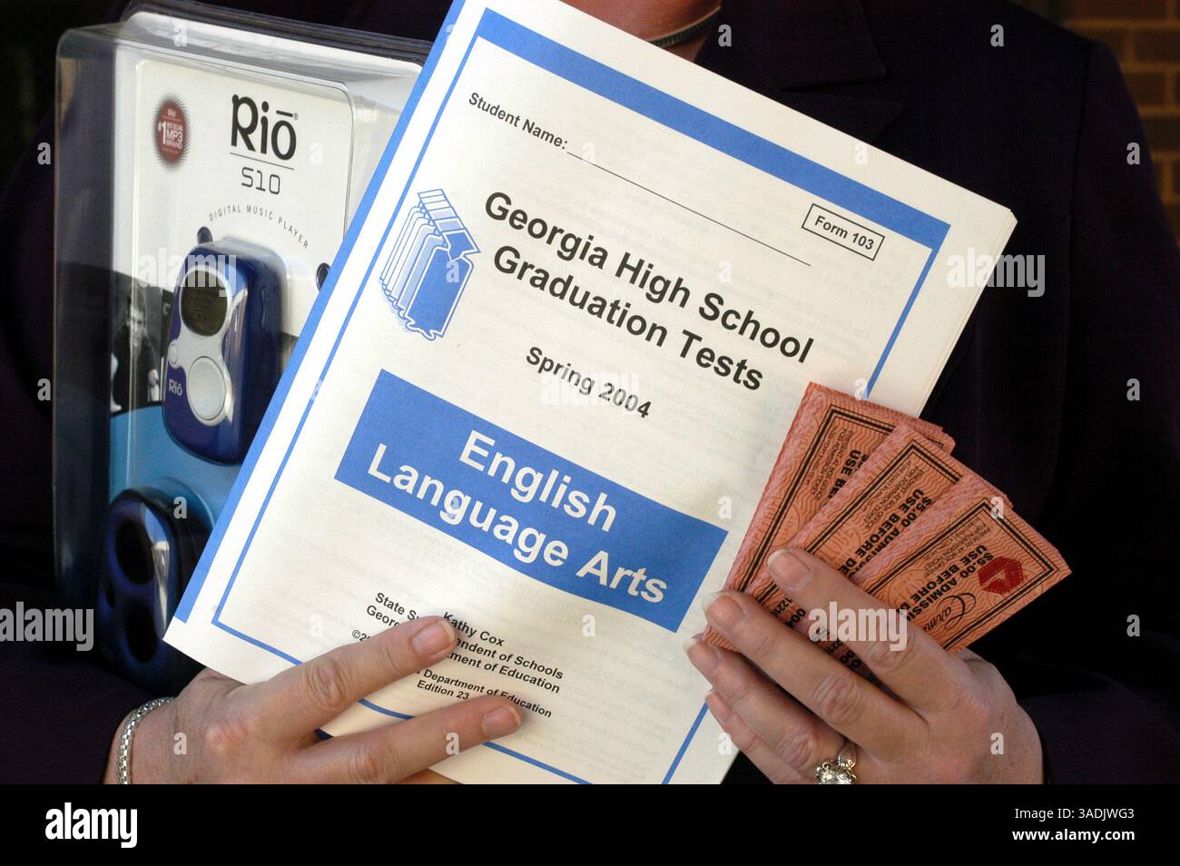 12 aprile 2004; Snellville, GA, Stati Uniti; JANE STEGALL, preside della Brookwood High School di Snellville Georgia con un lettore MP3 e biglietti per il cinema che usa come premi per incoraggiare gli studenti a frequentare la scuola nei giorni dei test. (Immagine di credito: Robin Nelson/ZUMAPRESS.com) Foto Stock