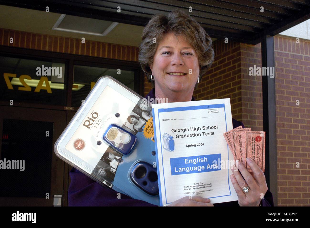 12 aprile 2004; Snellville, GA, Stati Uniti; JANE STEGALL, preside della Brookwood High School di Snellville Georgia con un lettore MP3 e biglietti per il cinema che usa come premi per incoraggiare gli studenti a frequentare la scuola nei giorni dei test. (Immagine di credito: Robin Nelson/ZUMAPRESS.com) Foto Stock