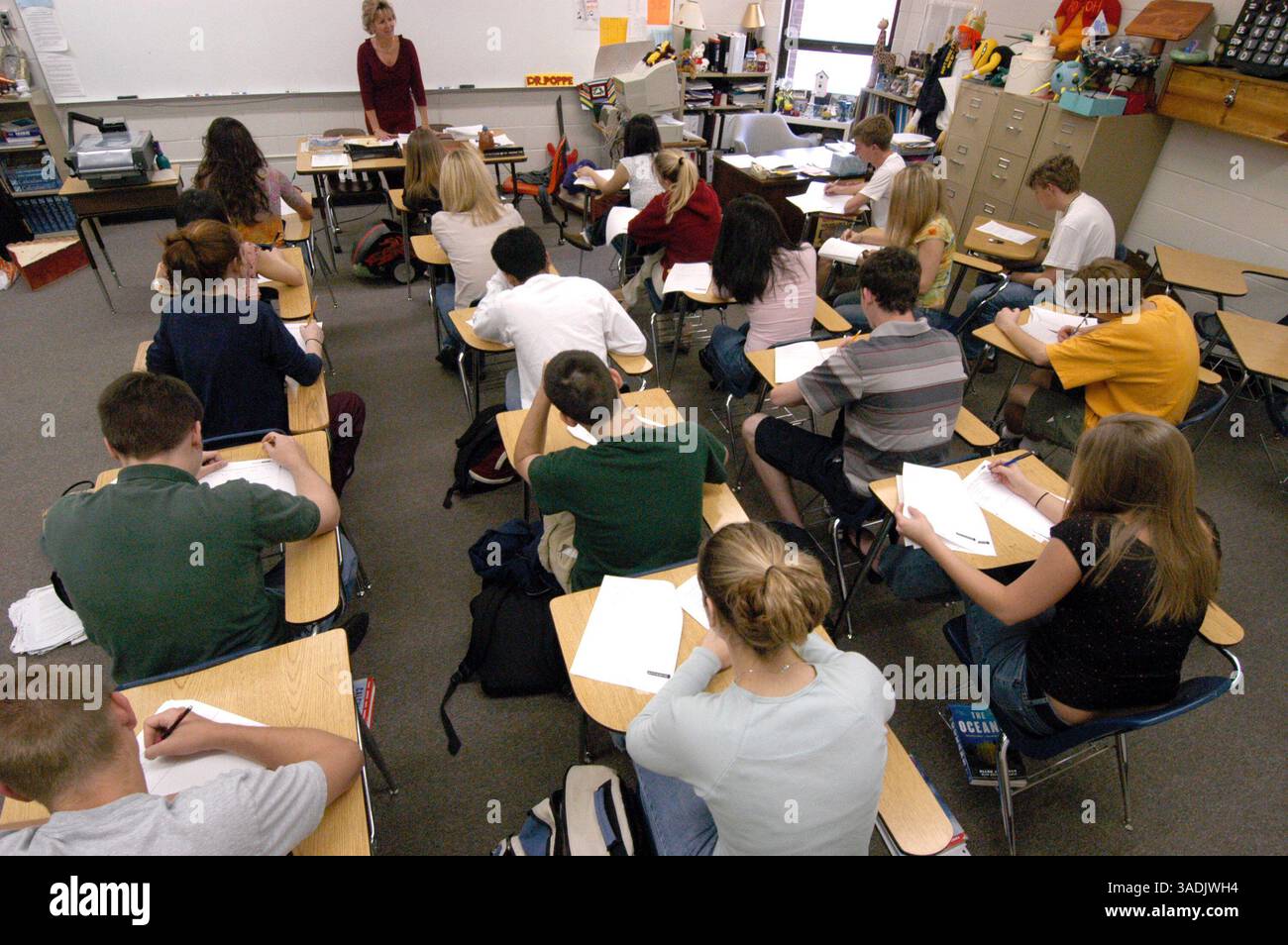 12 aprile 2004; Snellville, GA, Stati Uniti; JANE STEGALL, preside della Brookwood High School di Snellville Georgia con un lettore MP3 e biglietti per il cinema che usa come premi per incoraggiare gli studenti a frequentare la scuola nei giorni dei test. (Immagine di credito: Robin Nelson/ZUMAPRESS.com) Foto Stock