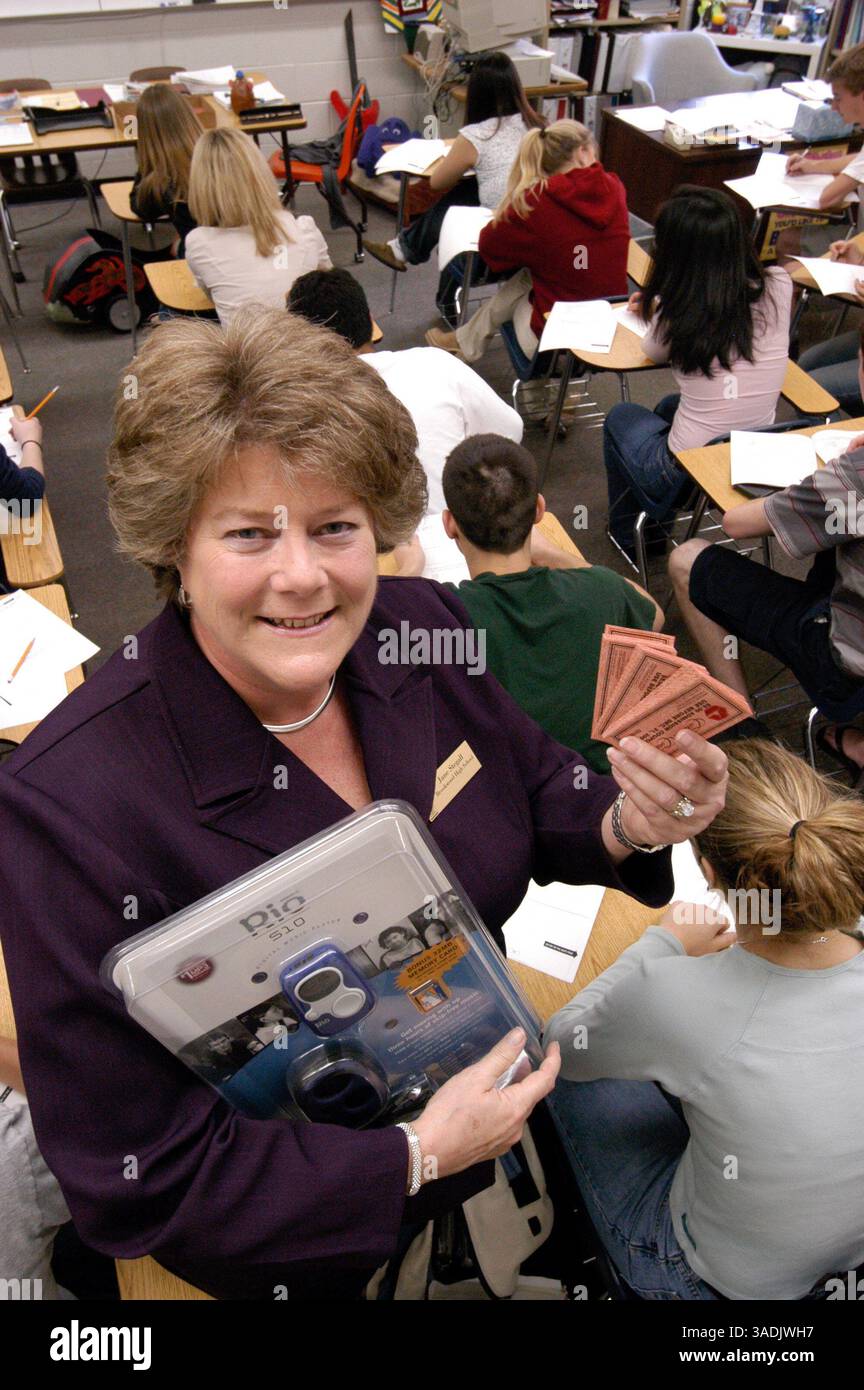 12 aprile 2004; Snellville, GA, Stati Uniti; JANE STEGALL, preside della Brookwood High School di Snellville Georgia con un lettore MP3 e biglietti per il cinema che usa come premi per incoraggiare gli studenti a frequentare la scuola nei giorni dei test. (Immagine di credito: Robin Nelson/ZUMAPRESS.com) Foto Stock
