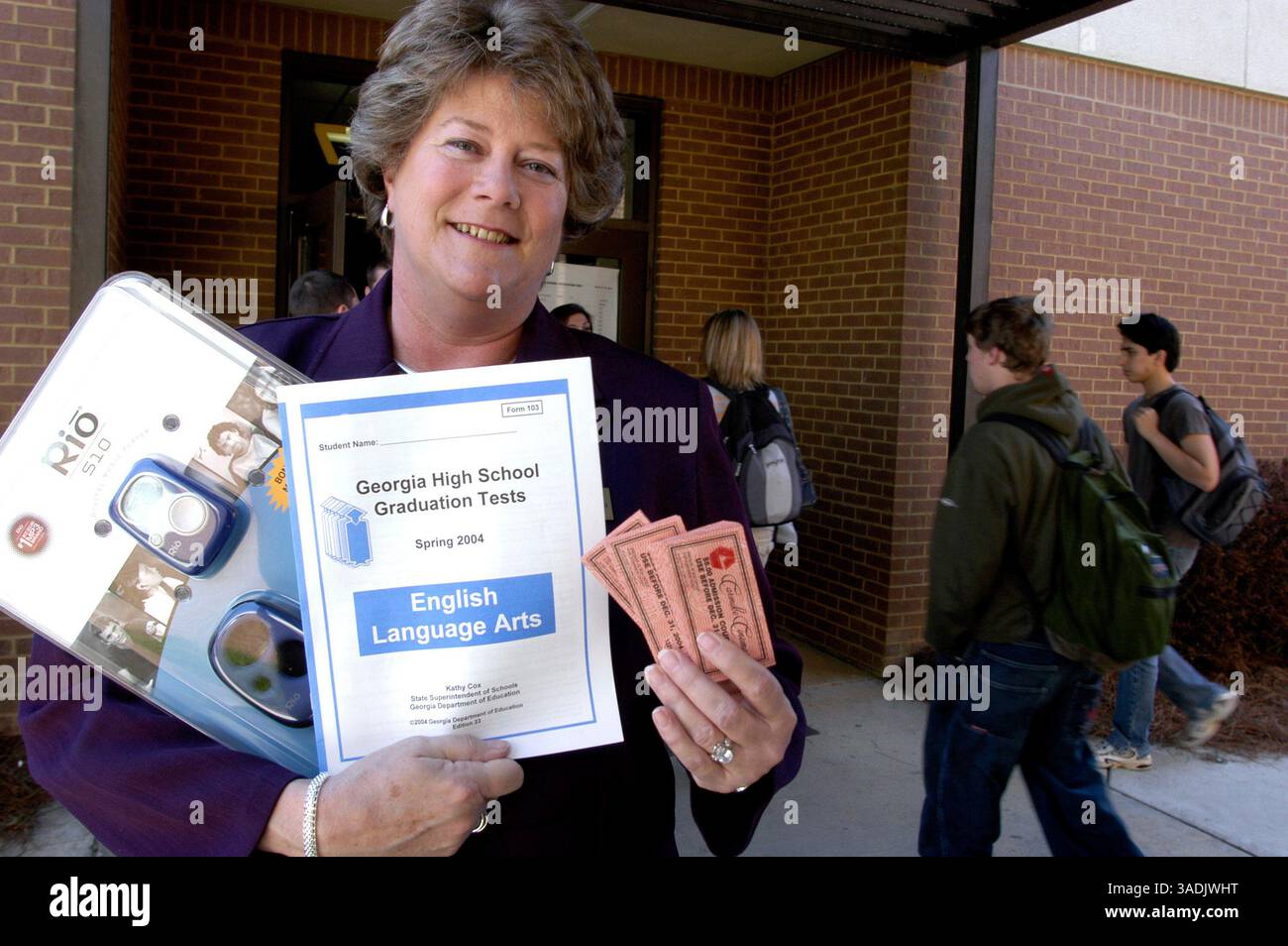 12 aprile 2004; Snellville, GA, Stati Uniti; JANE STEGALL, preside della Brookwood High School di Snellville Georgia con un lettore MP3 e biglietti per il cinema che usa come premi per incoraggiare gli studenti a frequentare la scuola nei giorni dei test. (Immagine di credito: Robin Nelson/ZUMAPRESS.com) Foto Stock